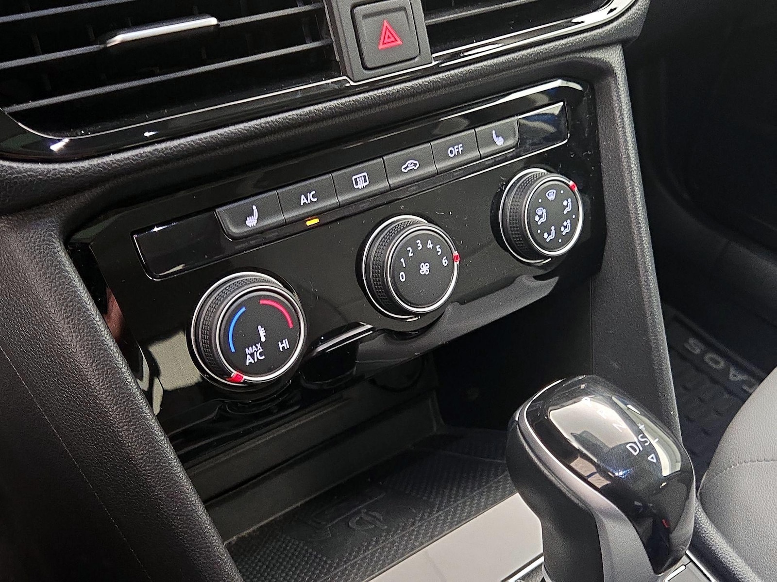 2023 Volkswagen Taos SE - Photo 16
