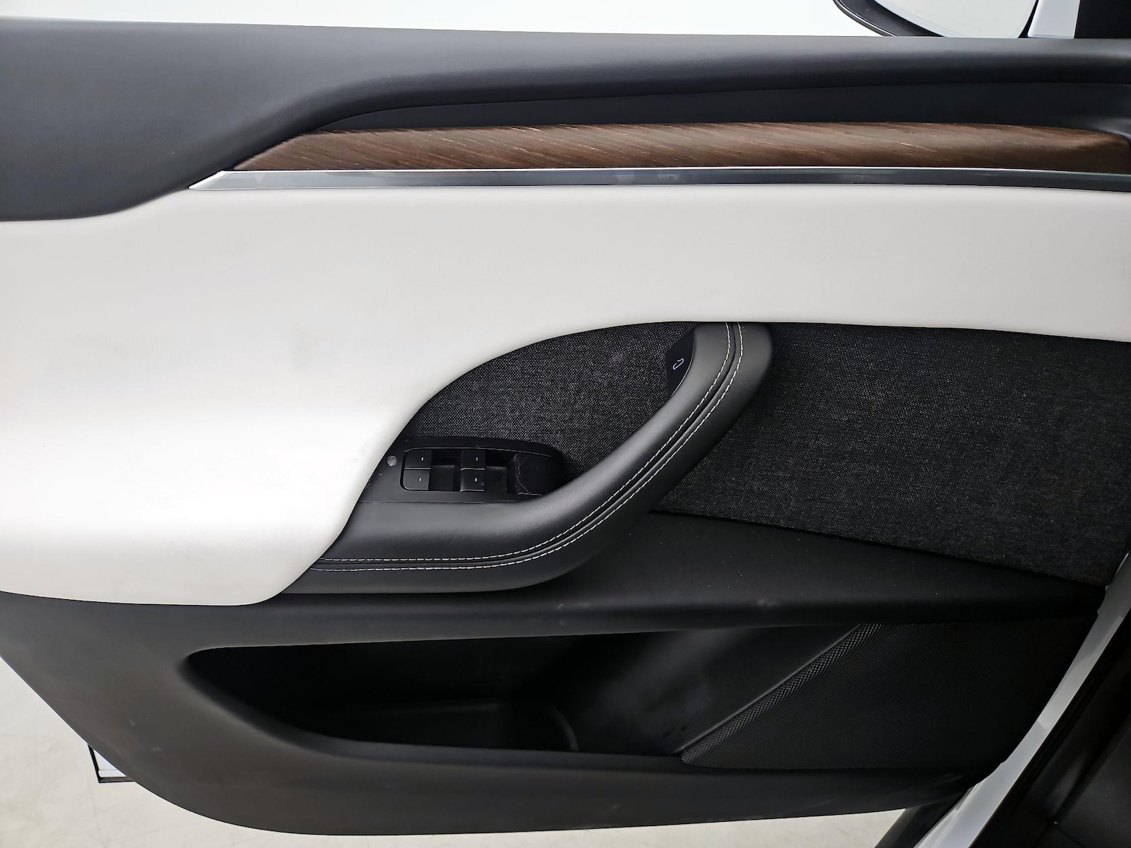2022 Tesla Model X Long Range - Photo 13