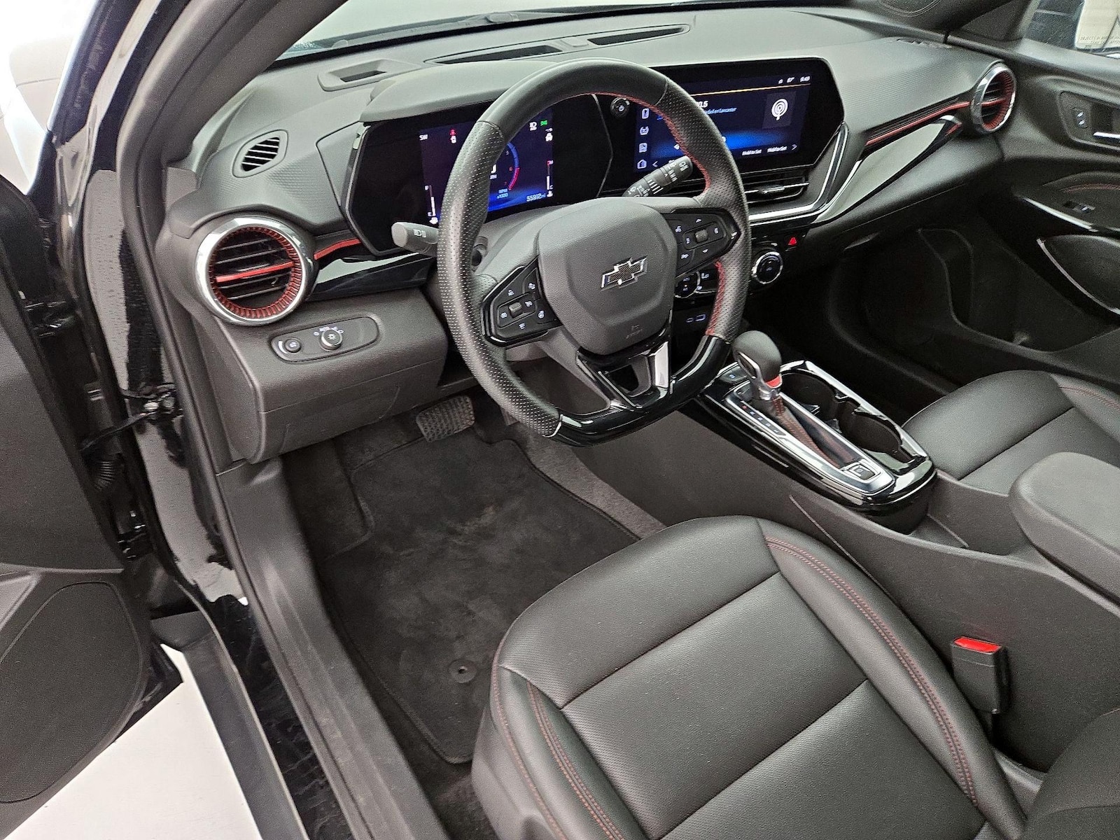 2025 Chevrolet Trax RS - Photo 12