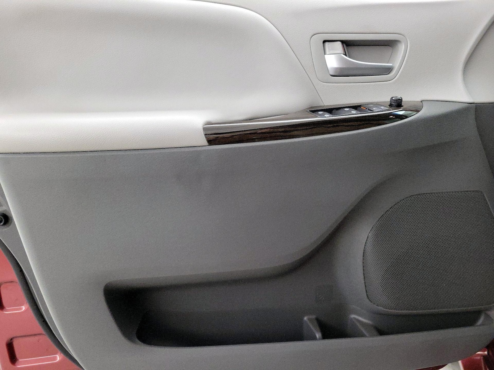 2017 Toyota Sienna XLE - Photo 13