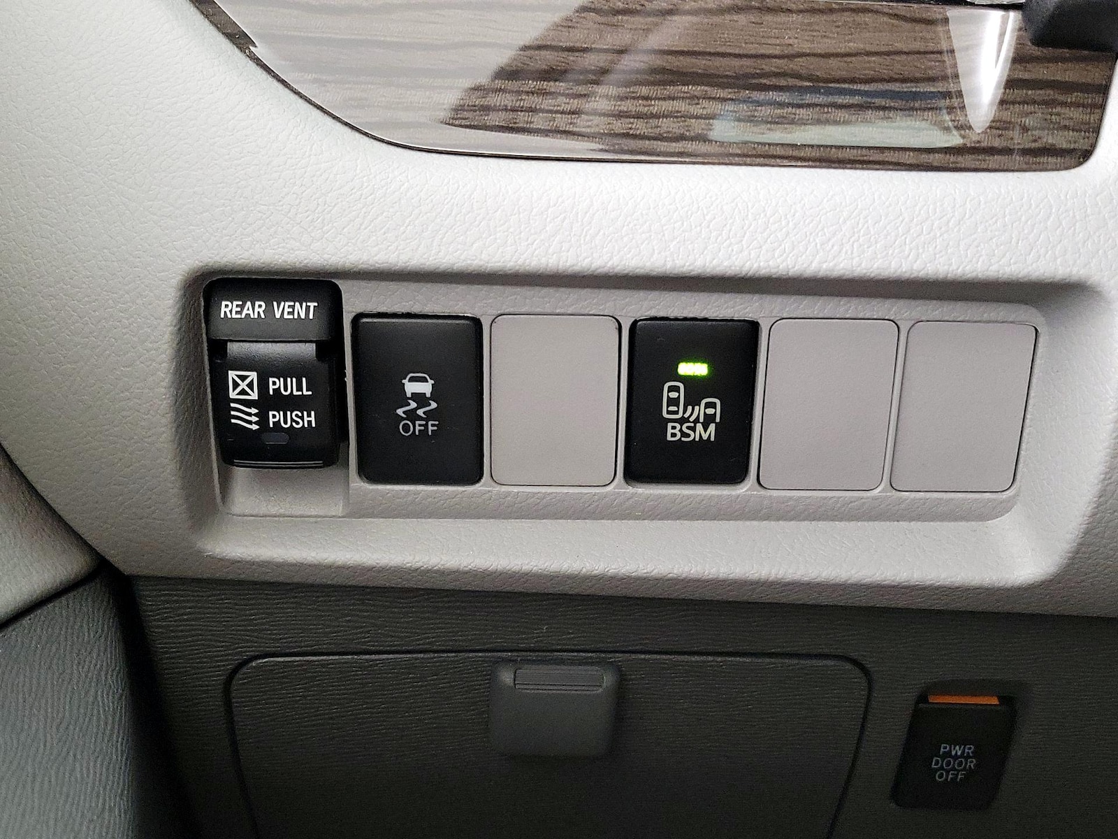 2017 Toyota Sienna XLE - Photo 14