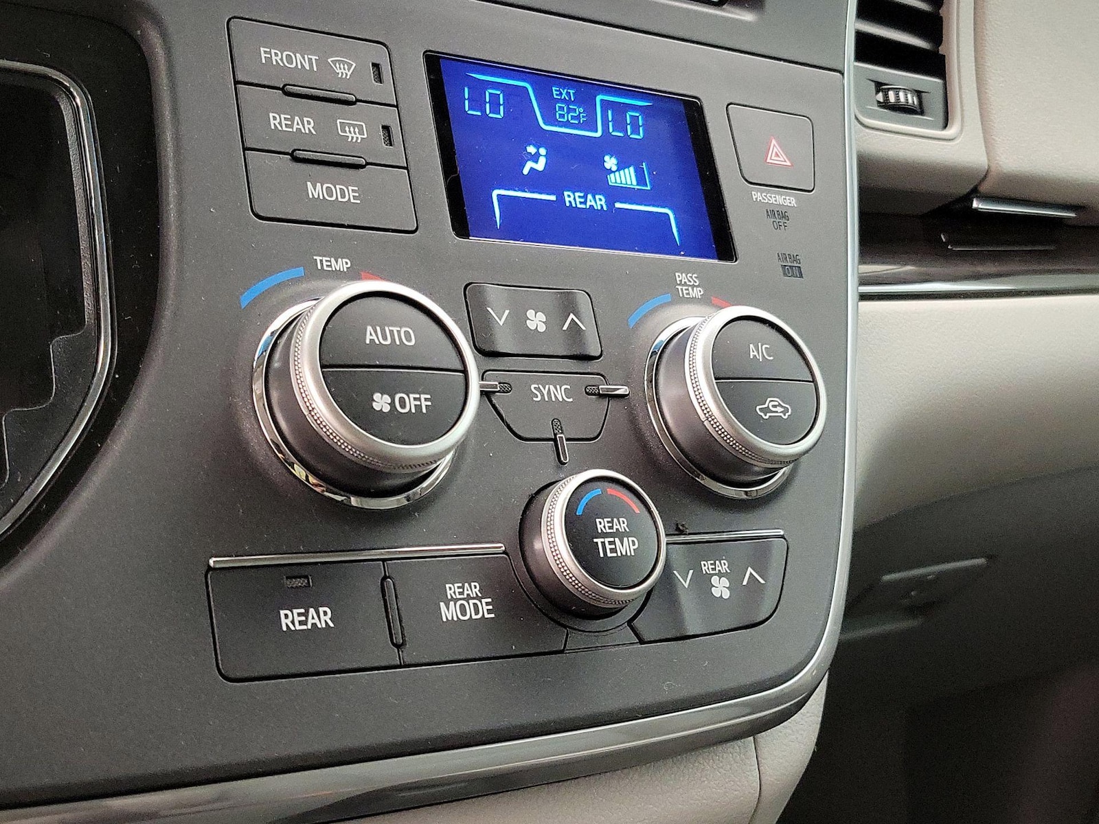 2017 Toyota Sienna XLE - Photo 17