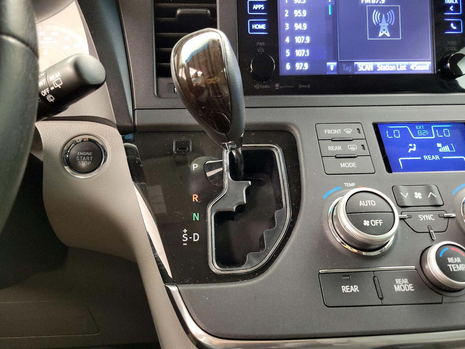 2017 Toyota Sienna XLE - Photo 18