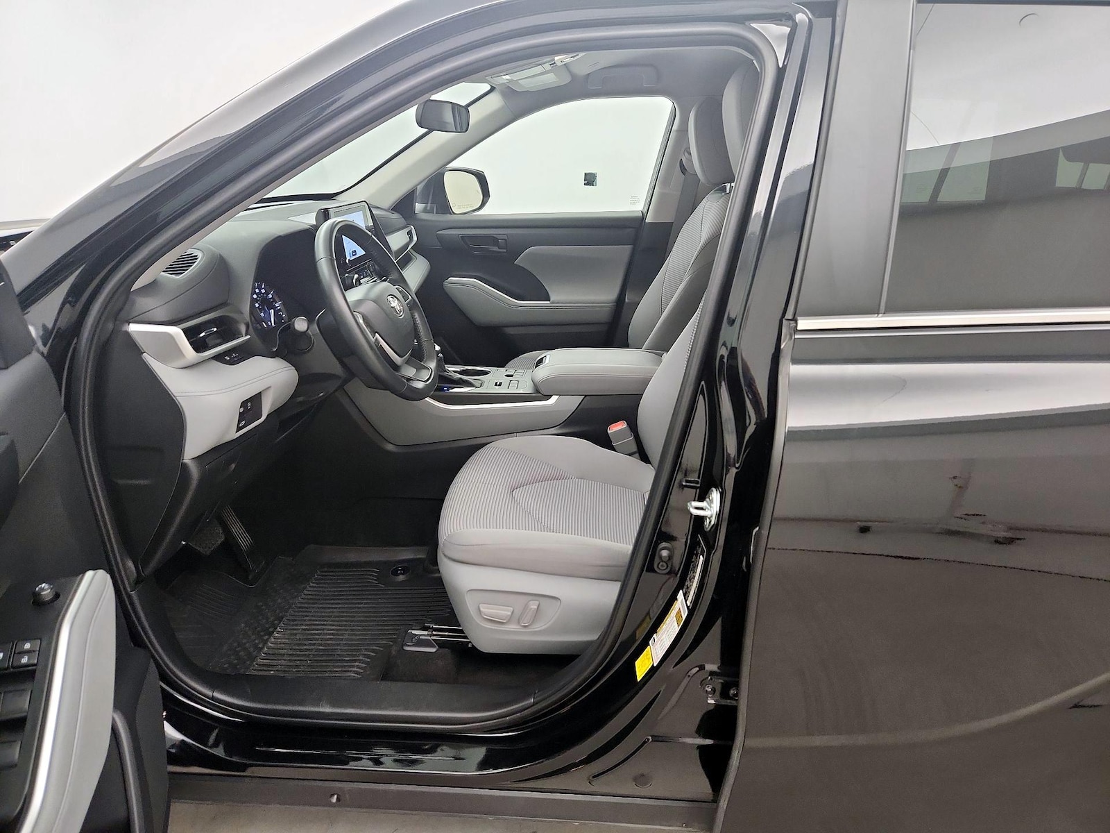 2023 Toyota Highlander LE - Photo 10