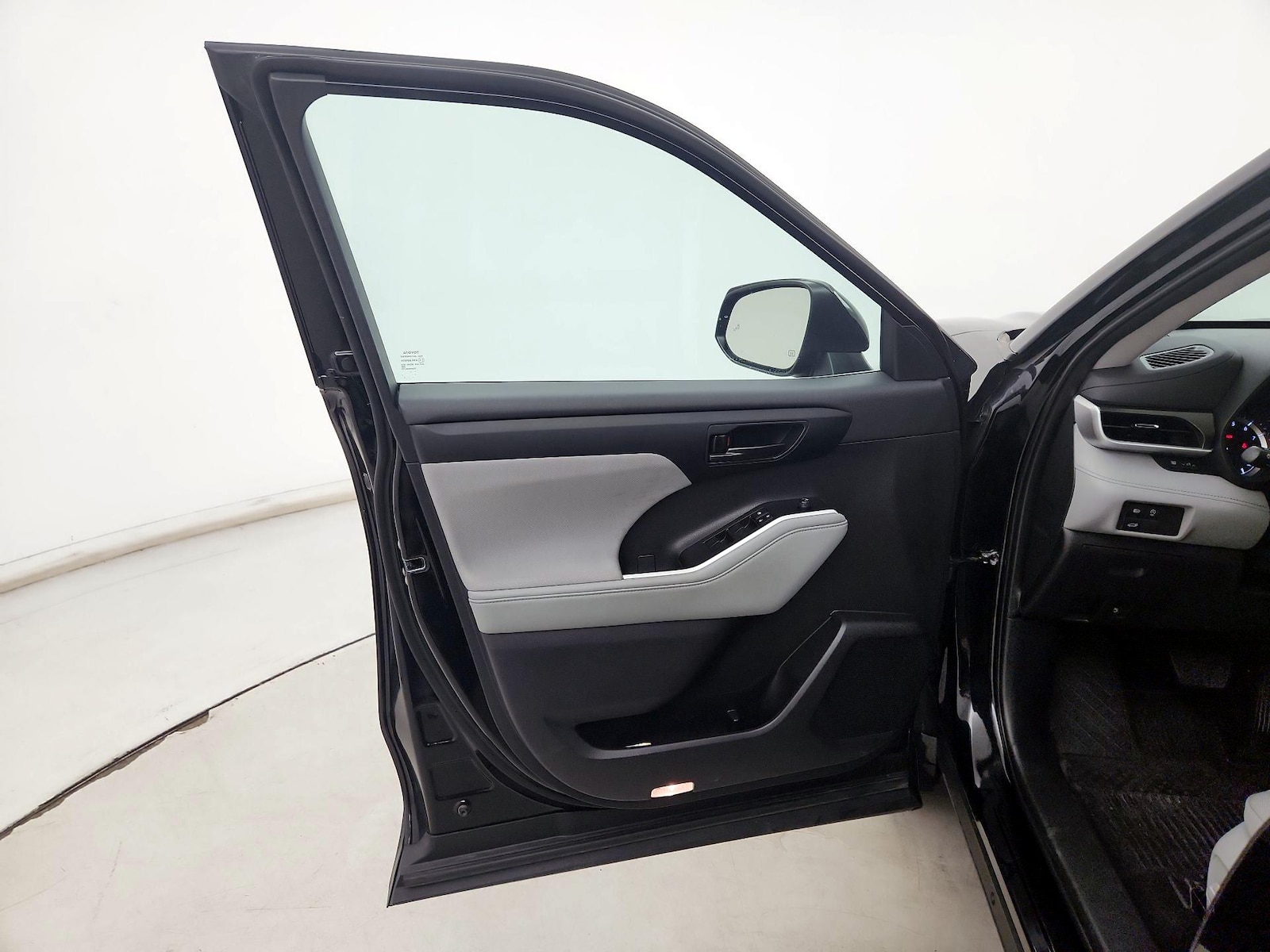 2023 Toyota Highlander LE - Photo 11