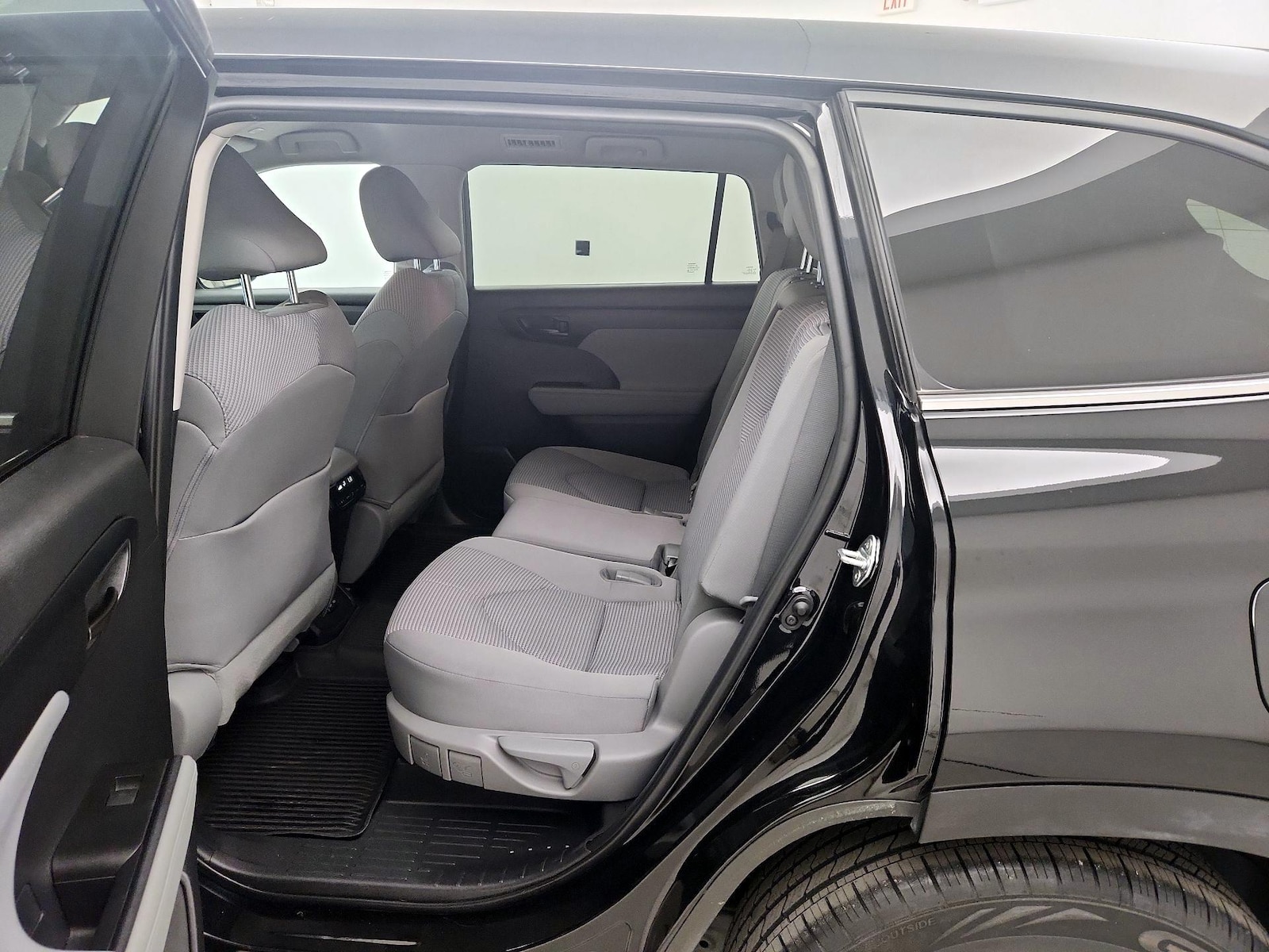 2023 Toyota Highlander LE - Photo 18