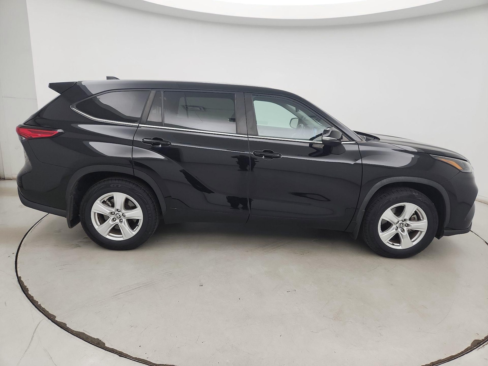 2023 Toyota Highlander LE - Photo 4