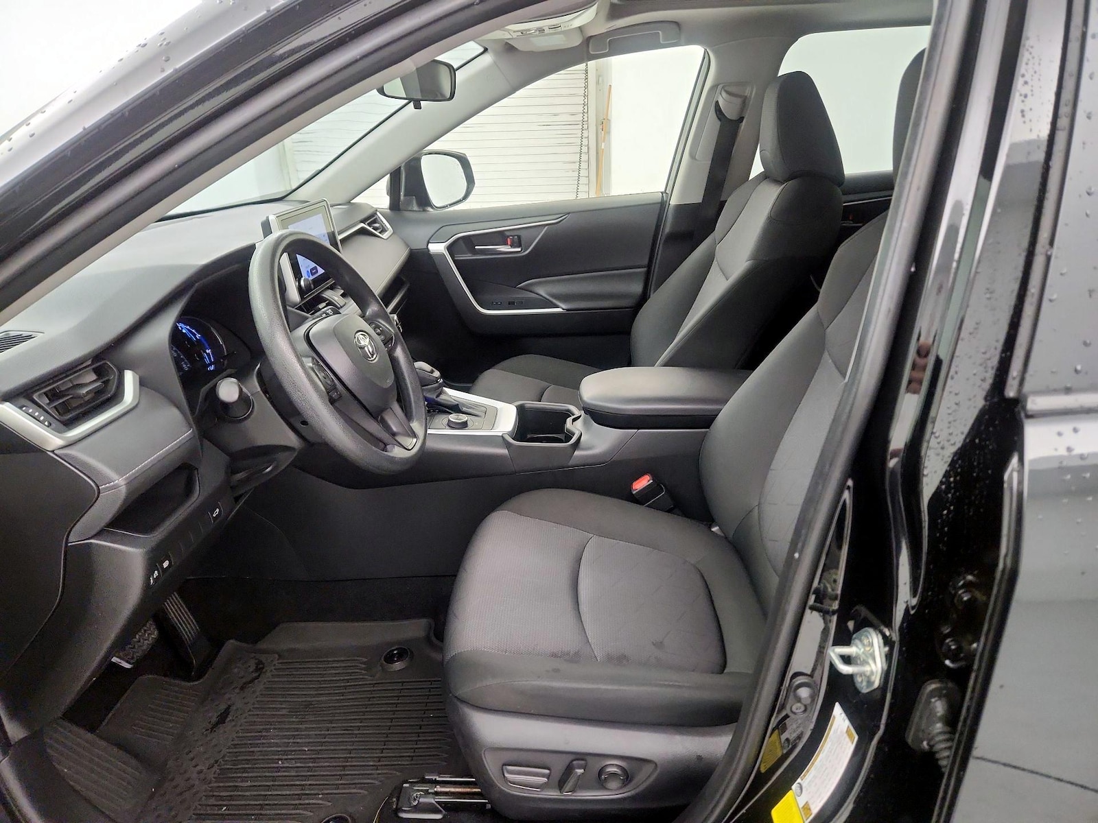 2025 Toyota RAV4 XLE - Photo 11