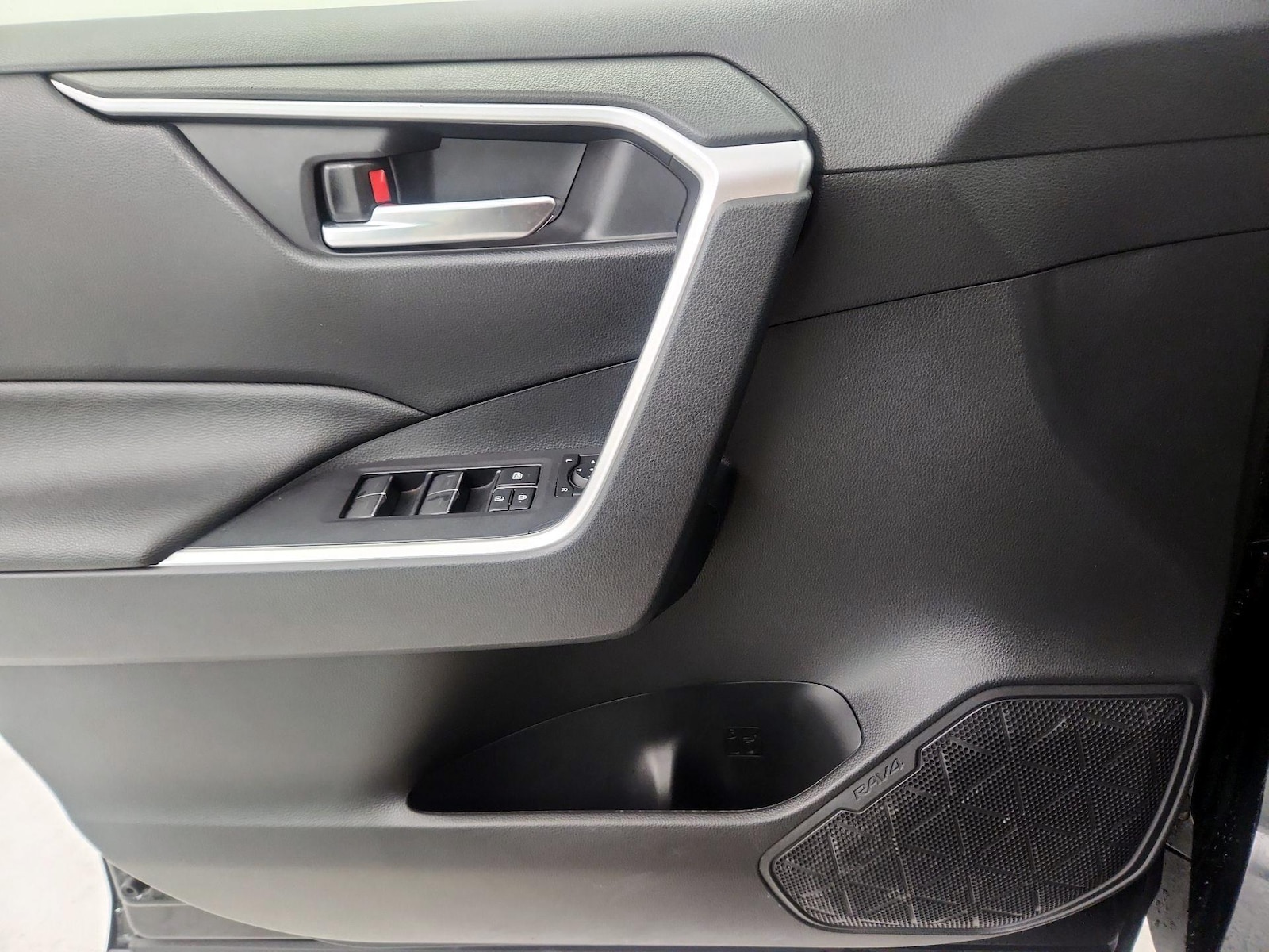 2025 Toyota RAV4 XLE - Photo 12