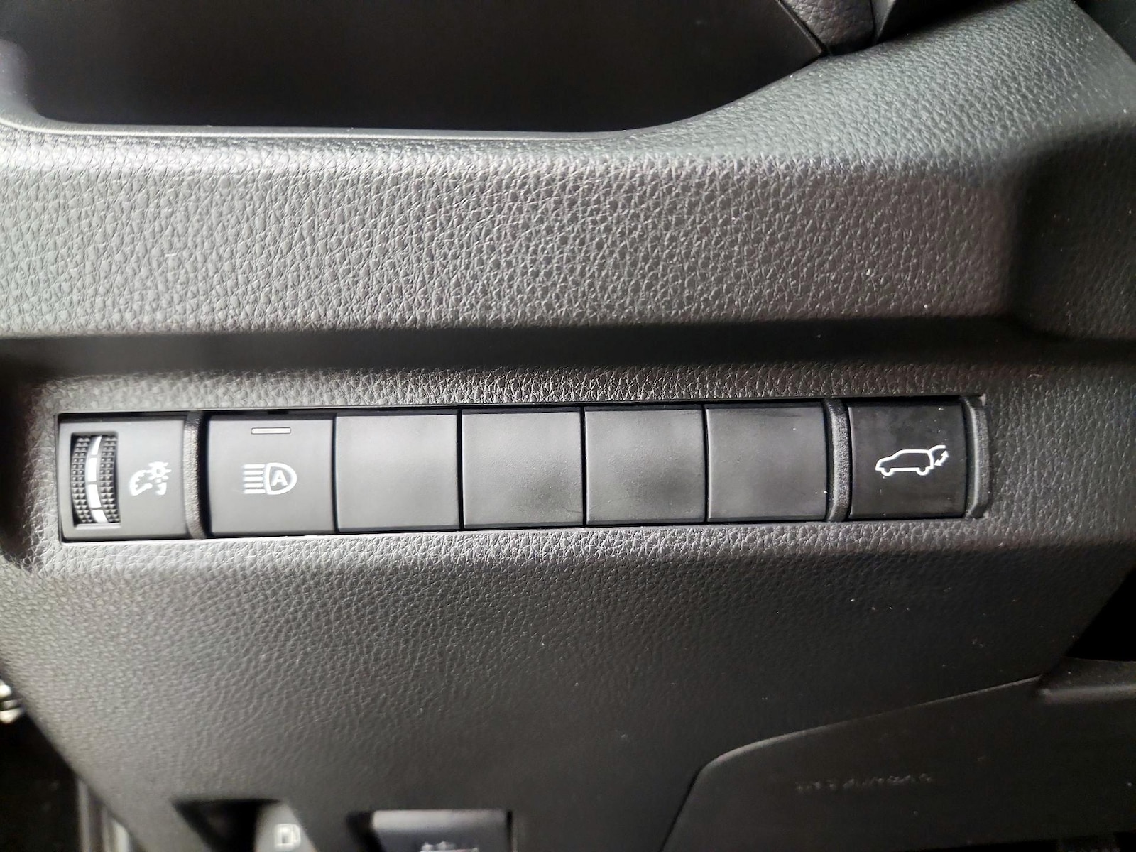 2025 Toyota RAV4 XLE - Photo 13
