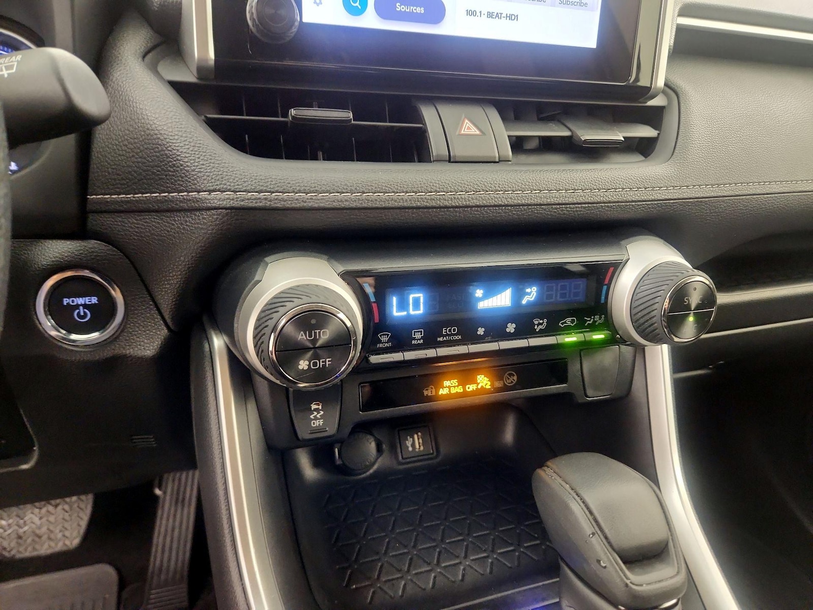 2025 Toyota RAV4 XLE - Photo 15