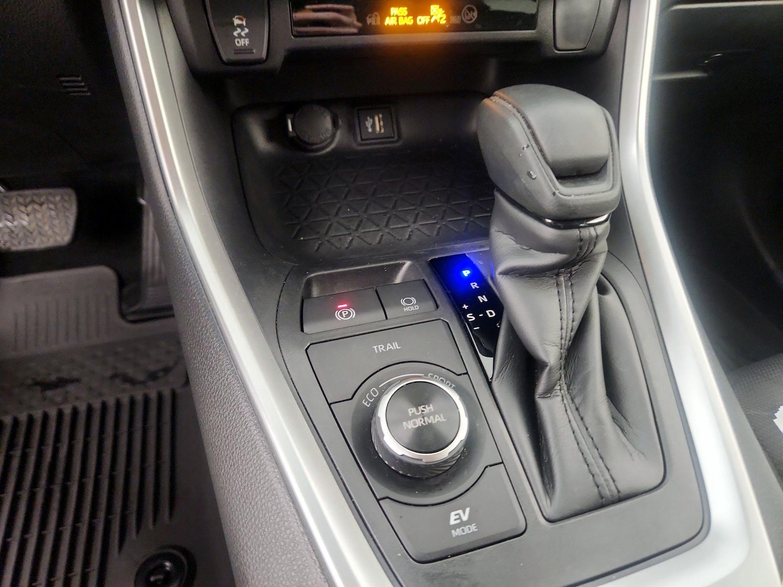 2025 Toyota RAV4 XLE - Photo 16