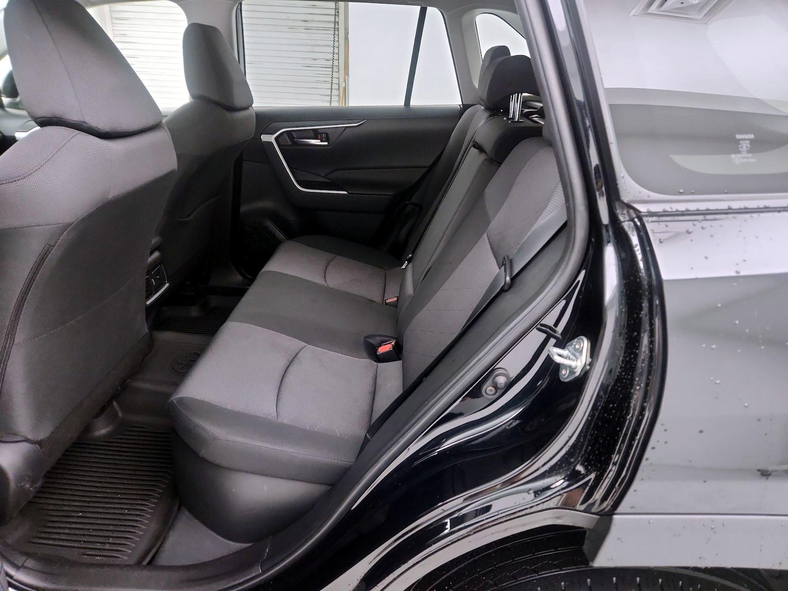 2025 Toyota RAV4 XLE - Photo 17