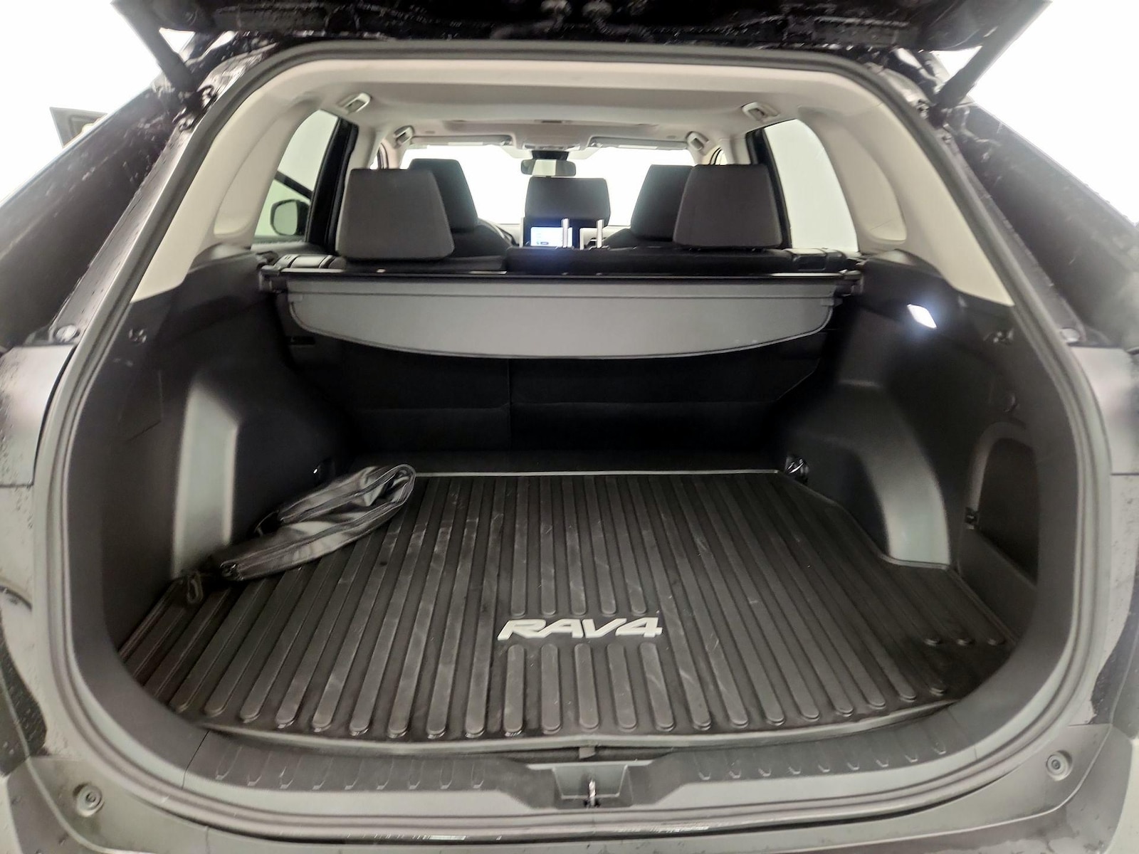 2025 Toyota RAV4 XLE - Photo 18