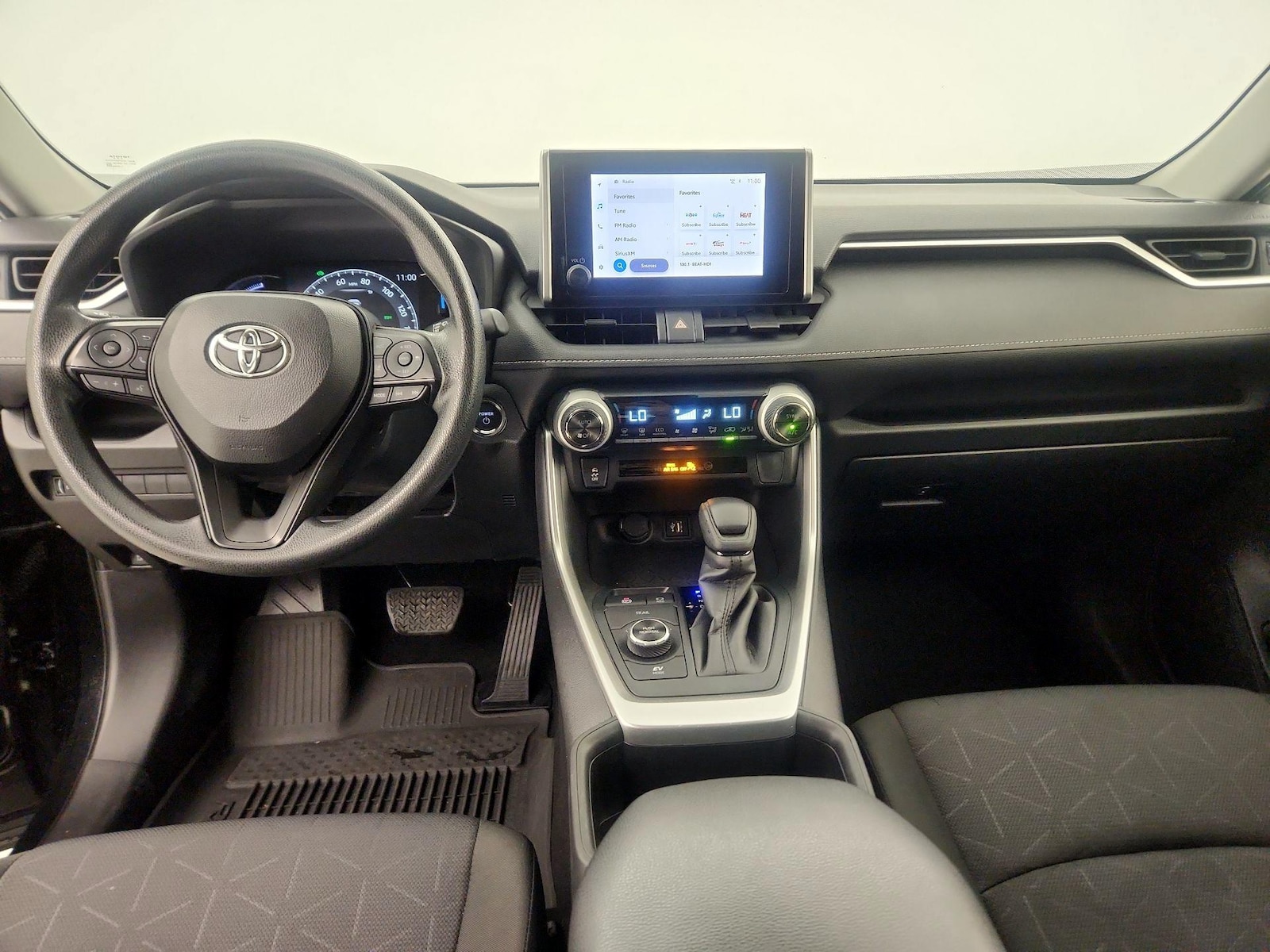 2025 Toyota RAV4 XLE - Photo 9