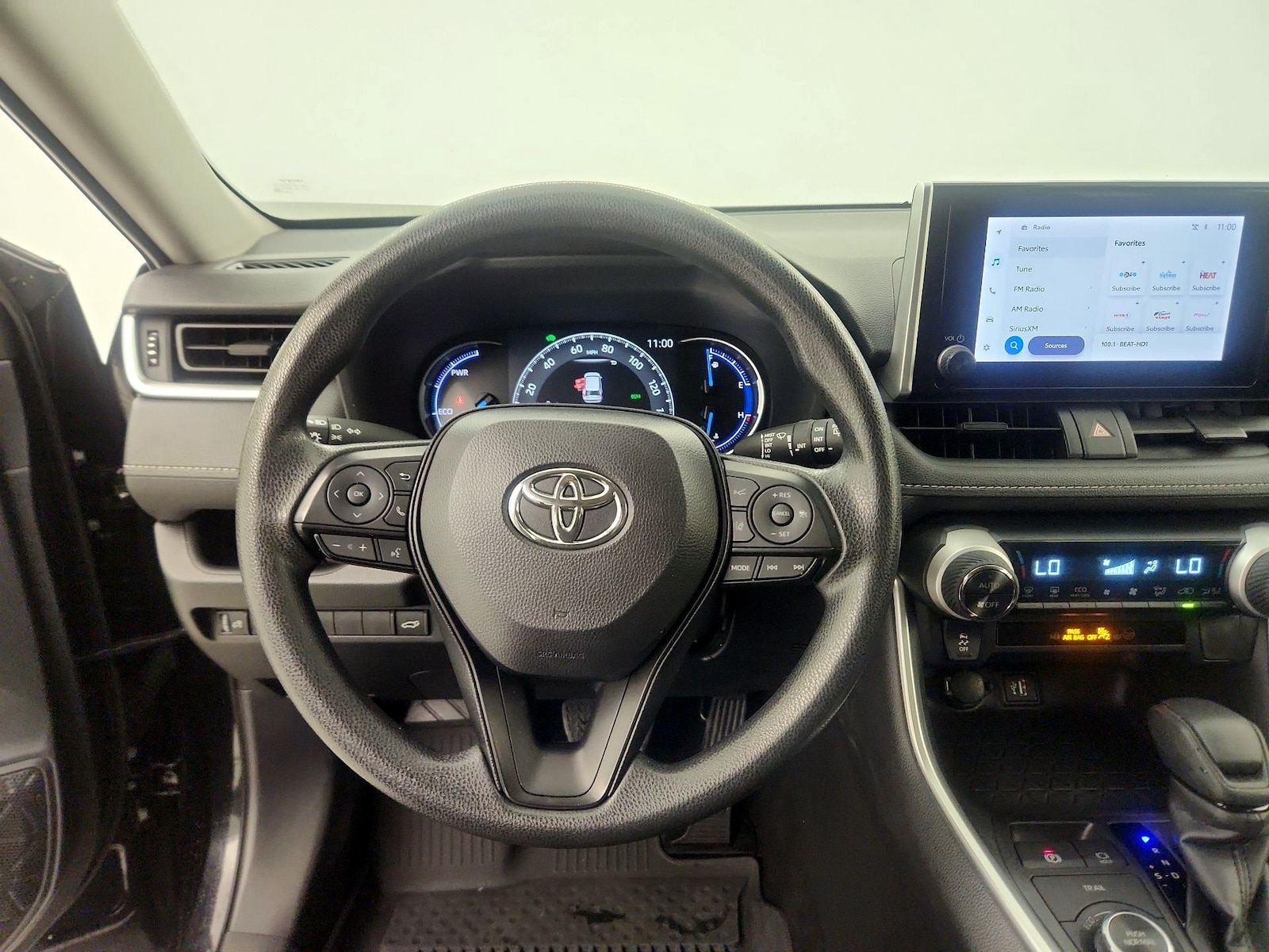 2025 Toyota RAV4 XLE - Photo 10