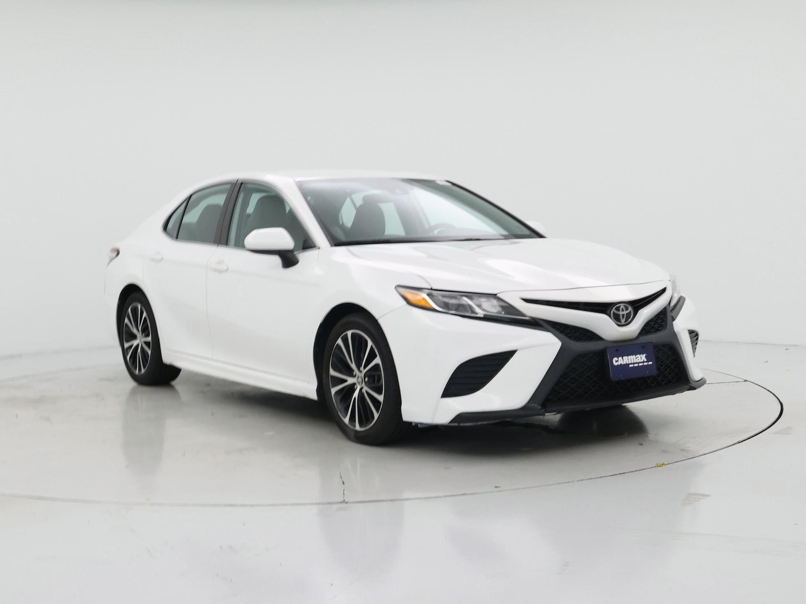 2020 Toyota Camry SE - Photo 2