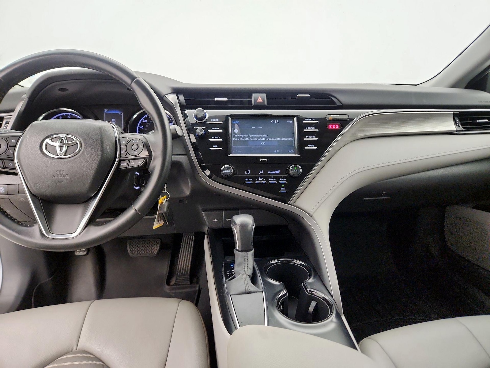 2020 Toyota Camry SE - Photo 10