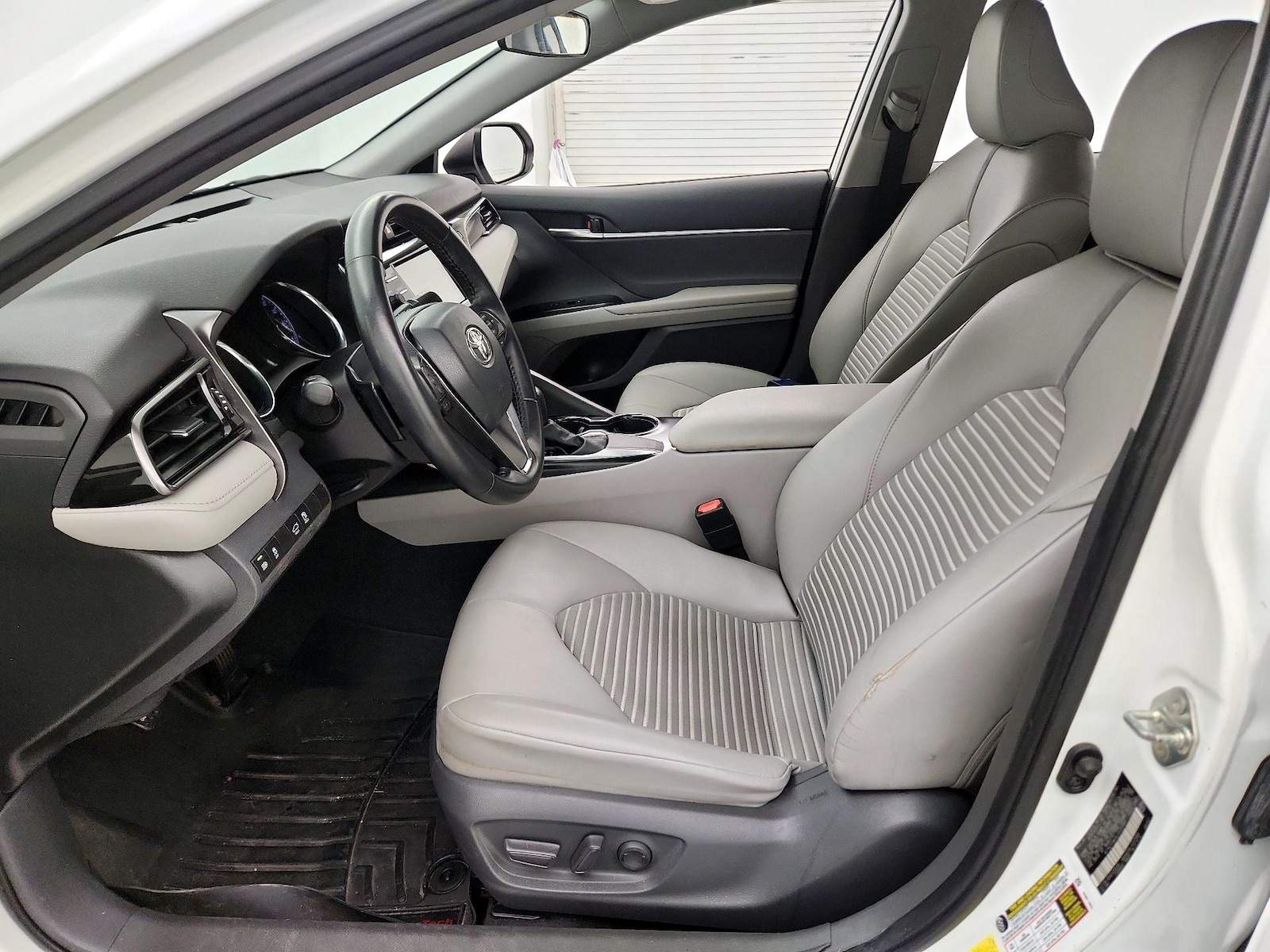 2020 Toyota Camry SE - Photo 12