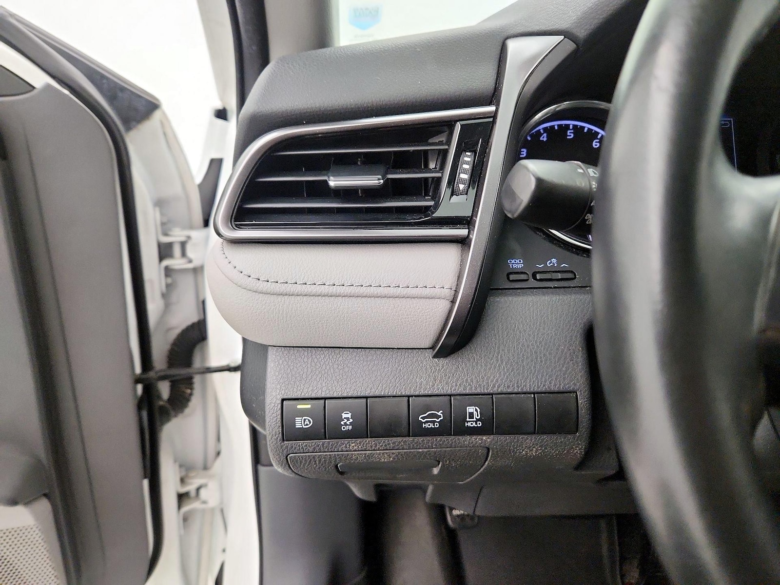 2020 Toyota Camry SE - Photo 14