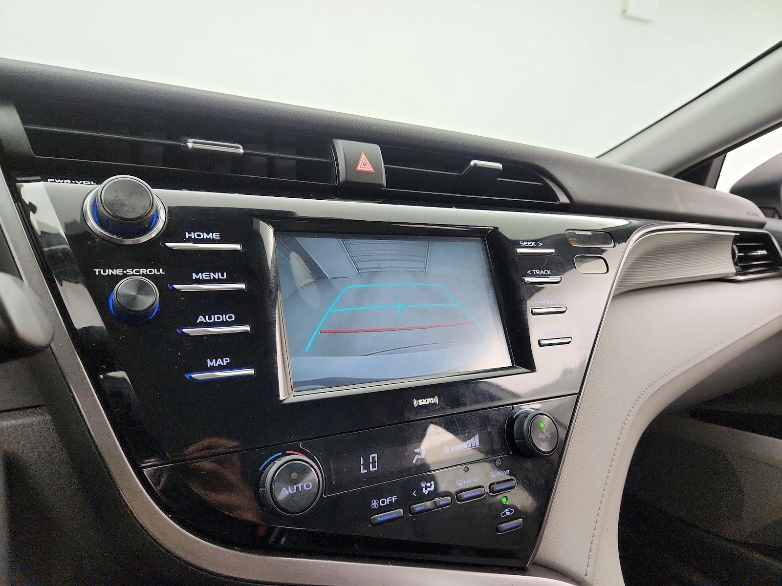 2020 Toyota Camry SE - Photo 15