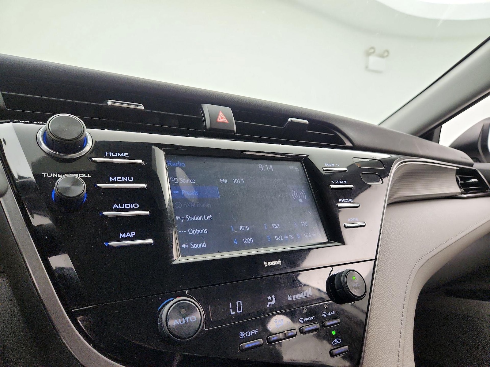 2020 Toyota Camry SE - Photo 16