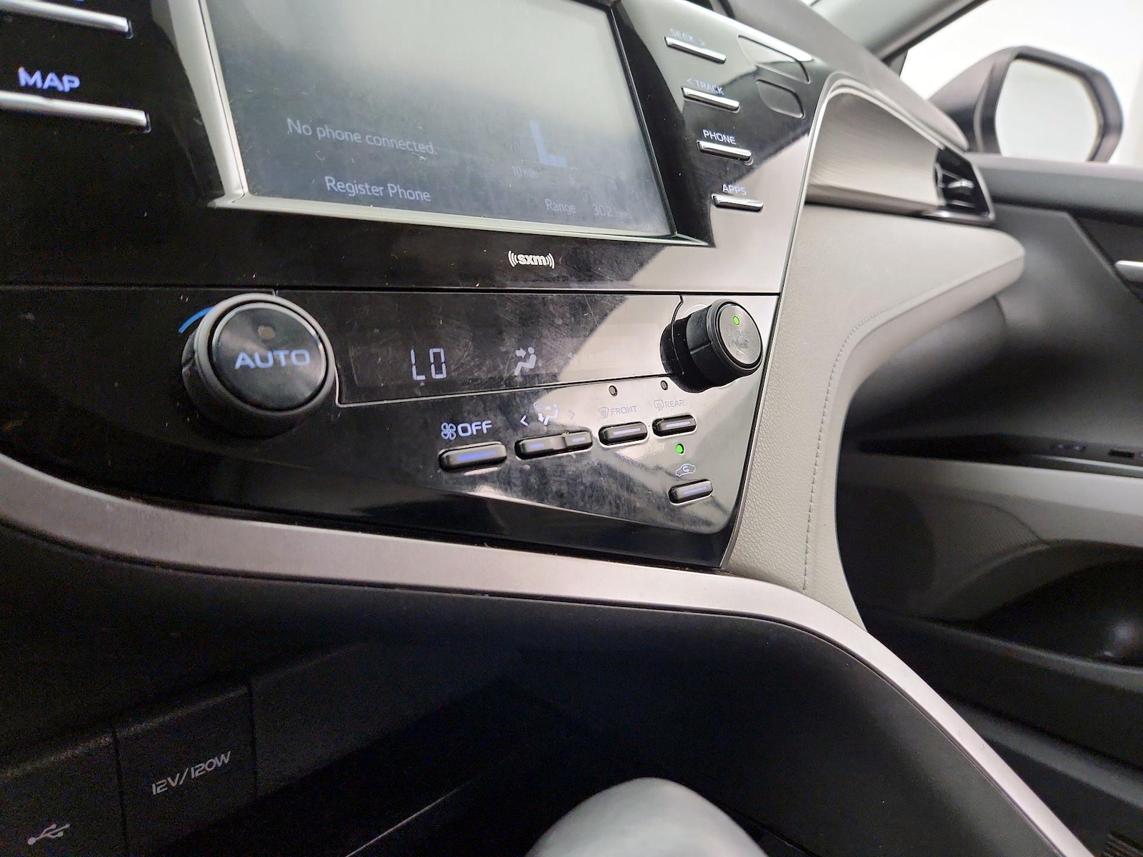 2020 Toyota Camry SE - Photo 17