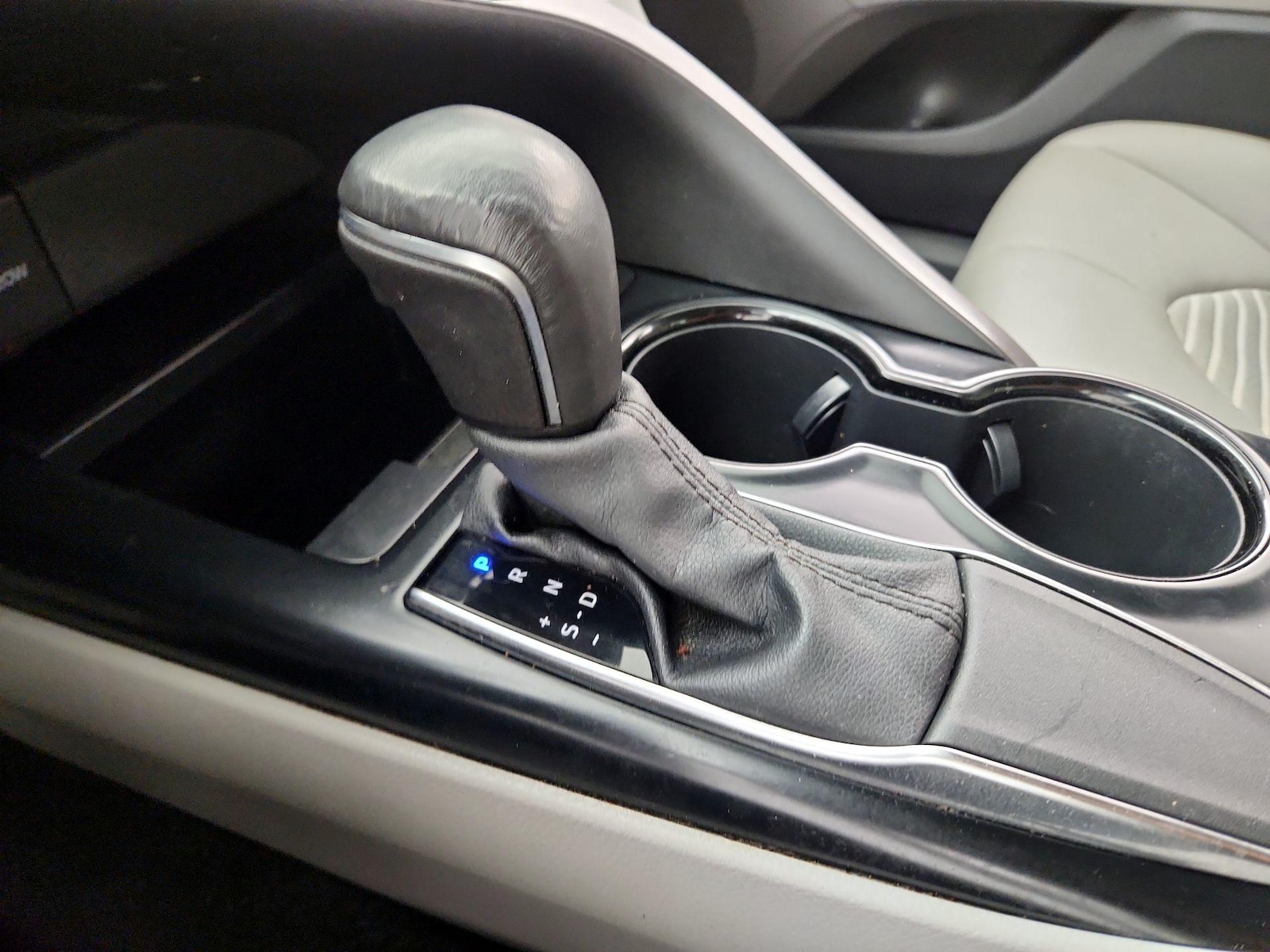 2020 Toyota Camry SE - Photo 18