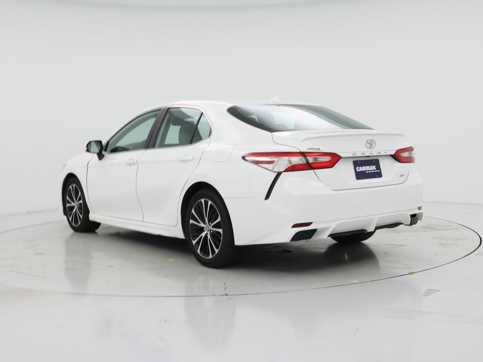 2020 Toyota Camry SE - Photo 3