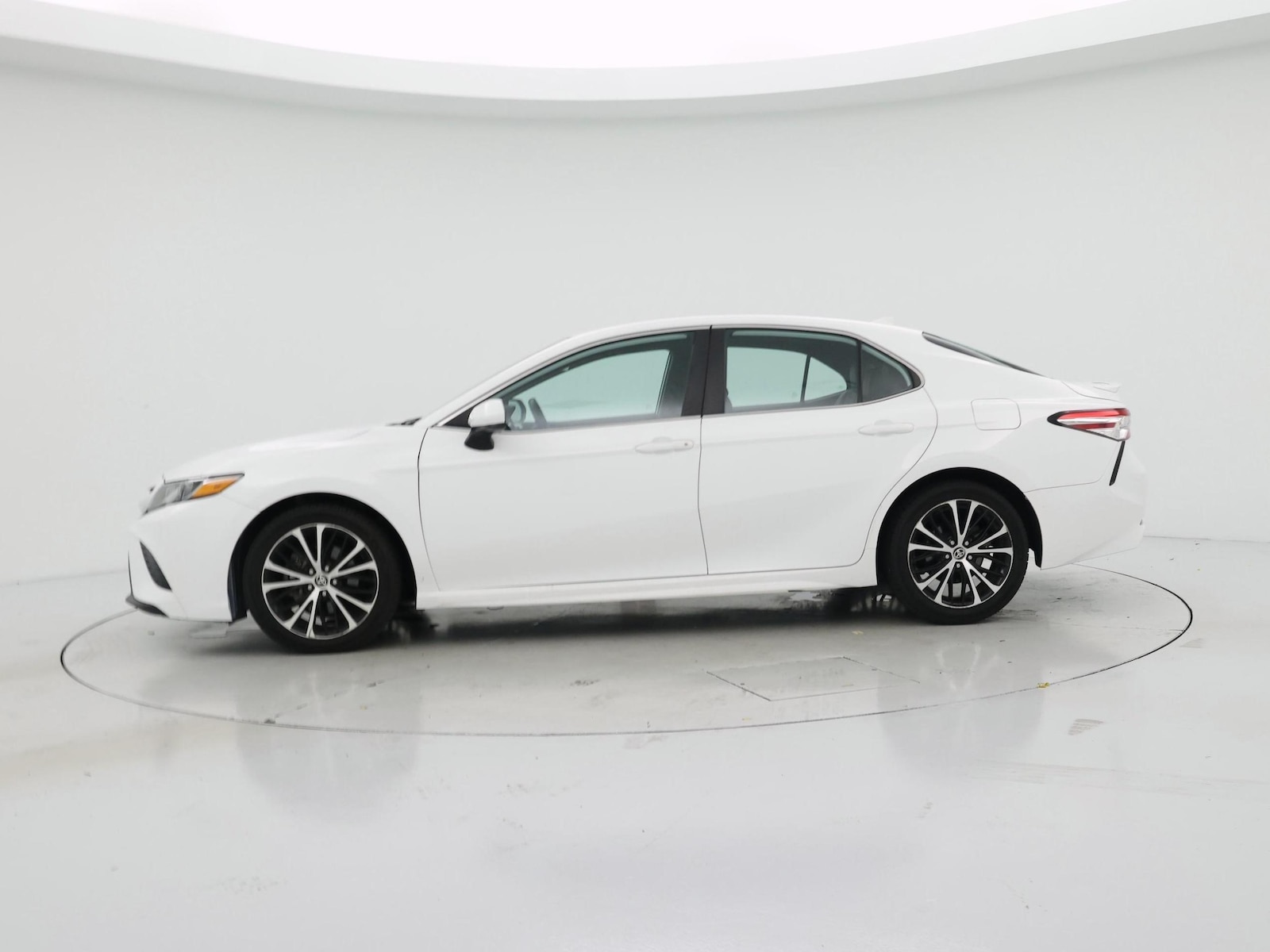 2020 Toyota Camry SE - Photo 4