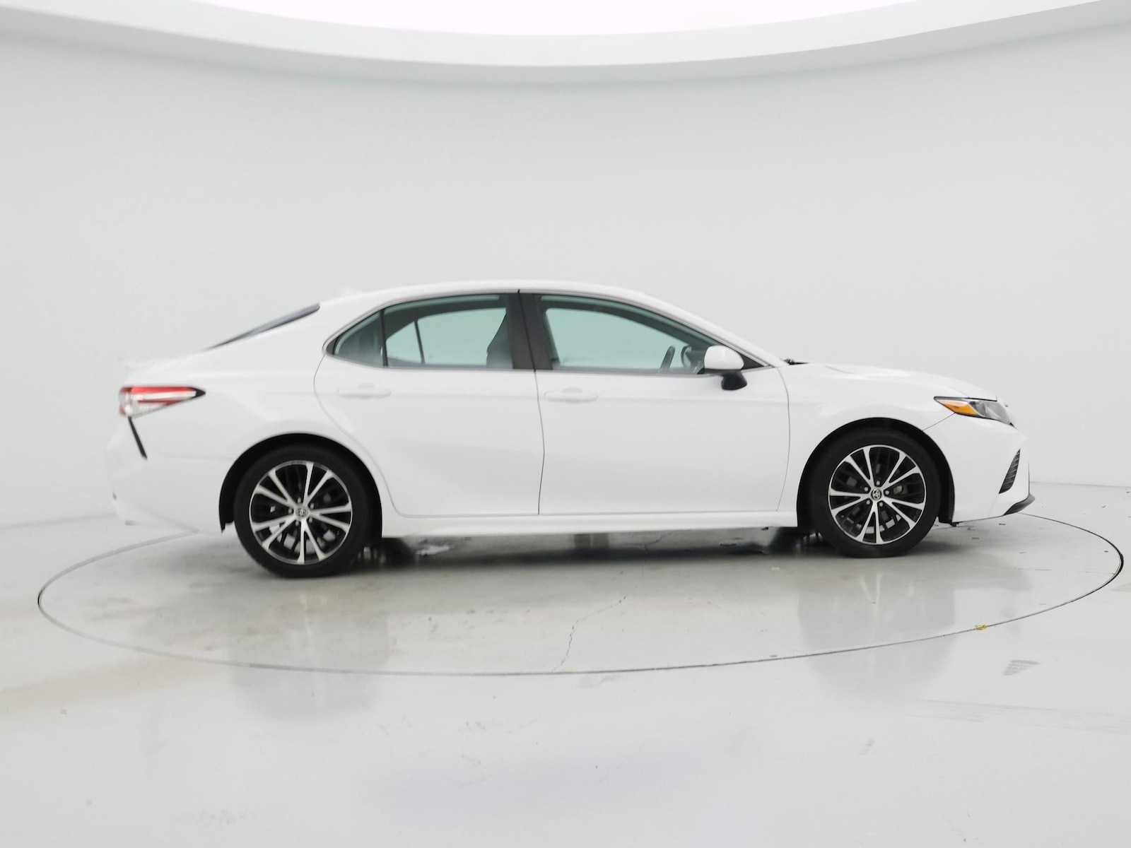 2020 Toyota Camry SE - Photo 8