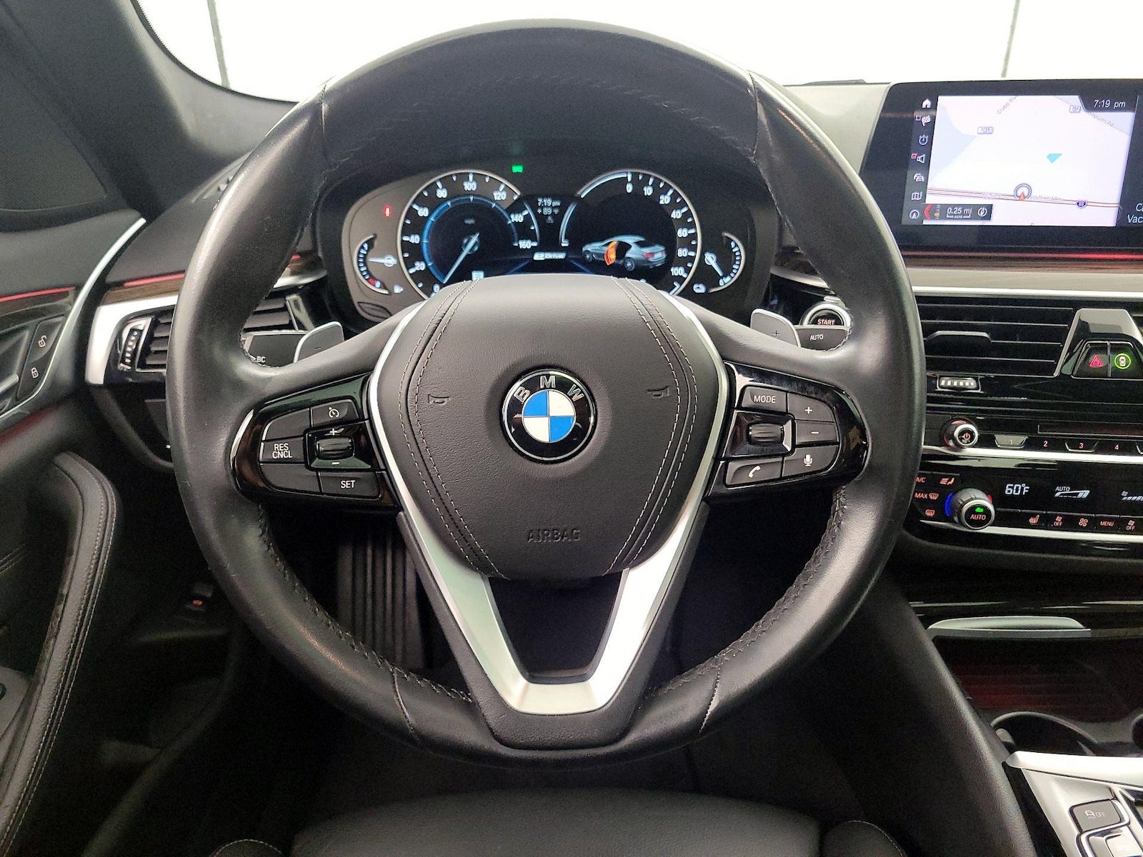 2019 BMW 5 Series 530e - Photo 11