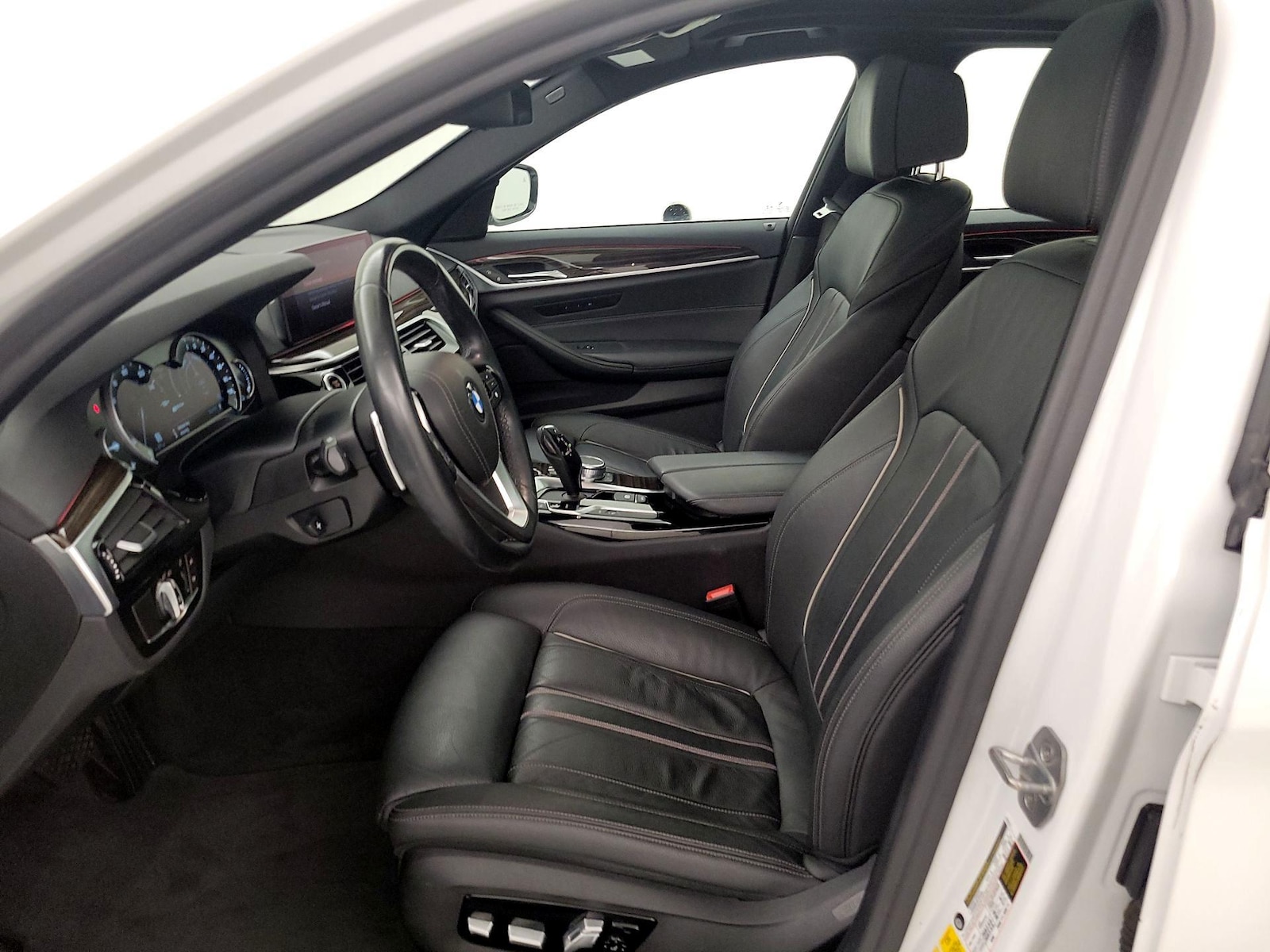 2019 BMW 5 Series 530e - Photo 12