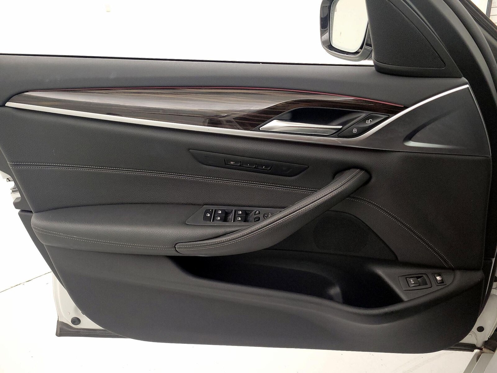 2019 BMW 5 Series 530e - Photo 13