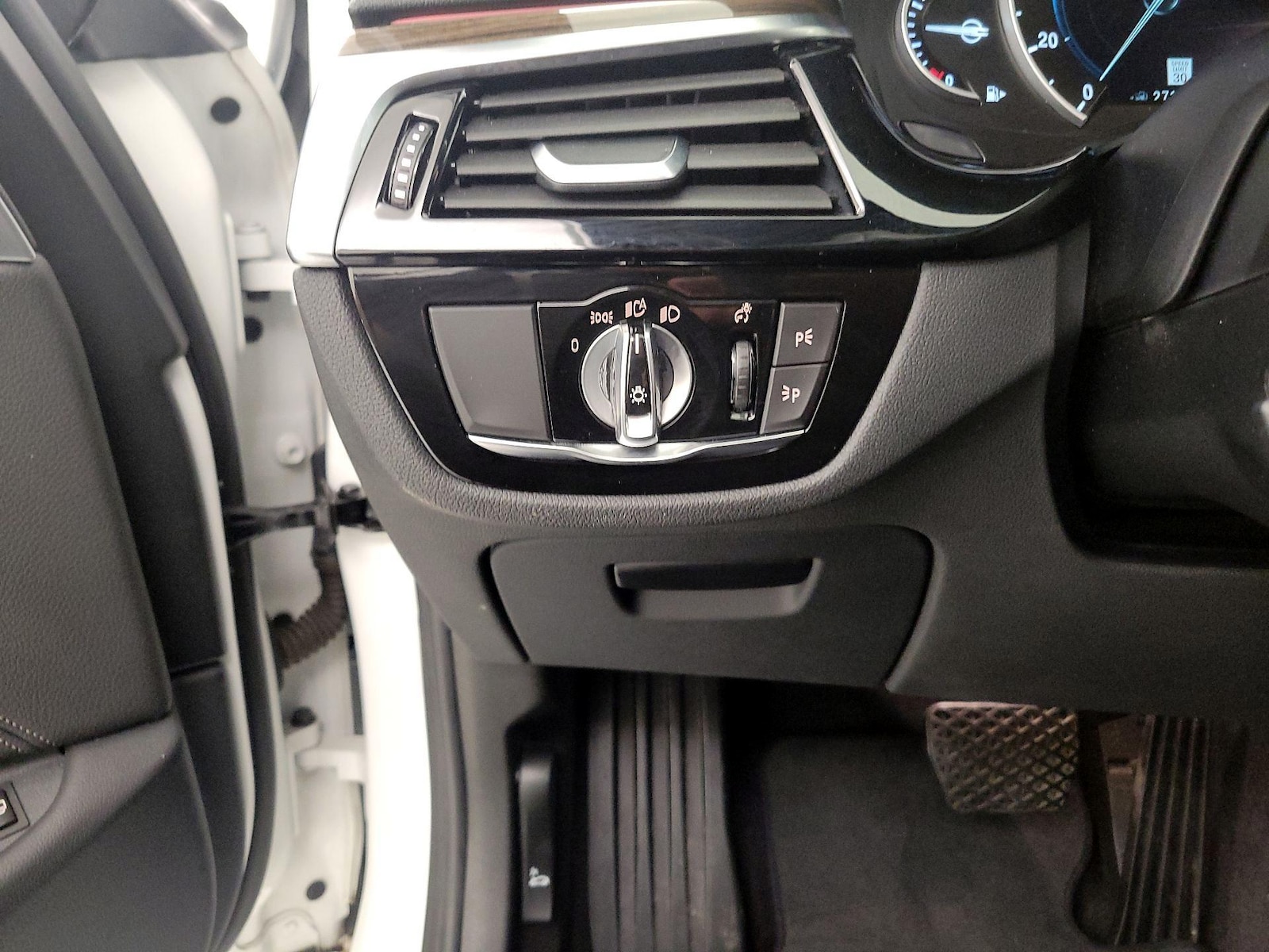 2019 BMW 5 Series 530e - Photo 14