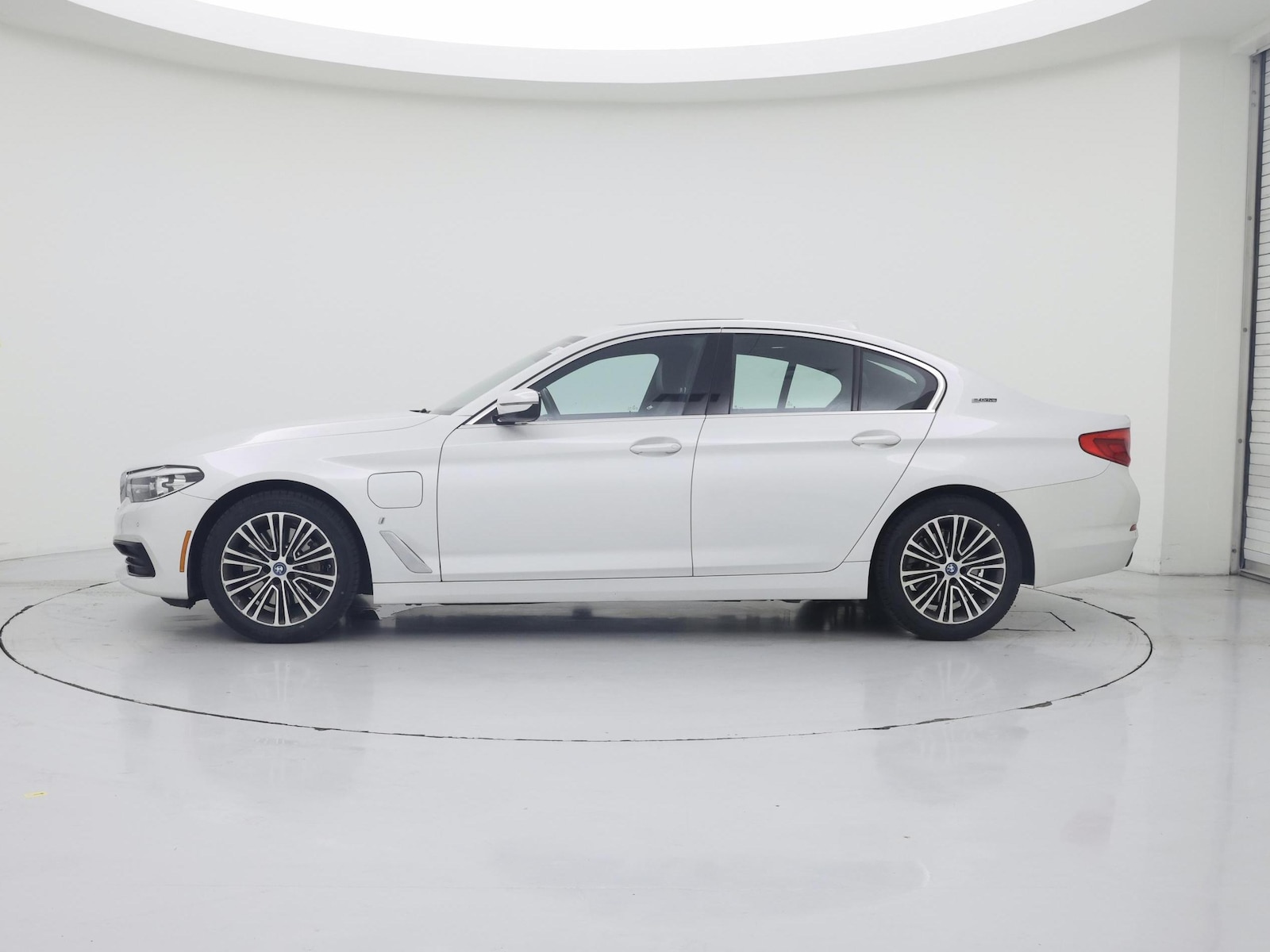 2019 BMW 5 Series 530e - Photo 4