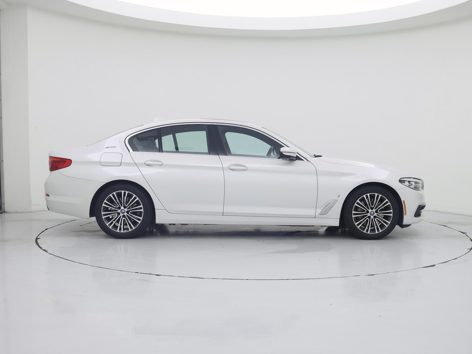 2019 BMW 5 Series 530e - Photo 8