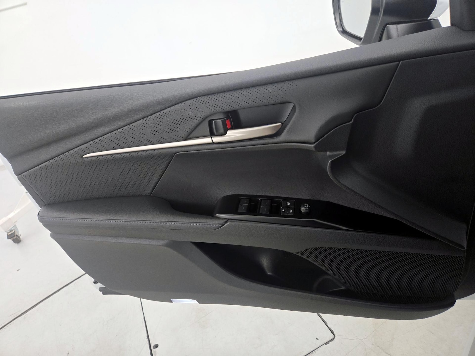 2025 Toyota Camry XSE - Photo 13