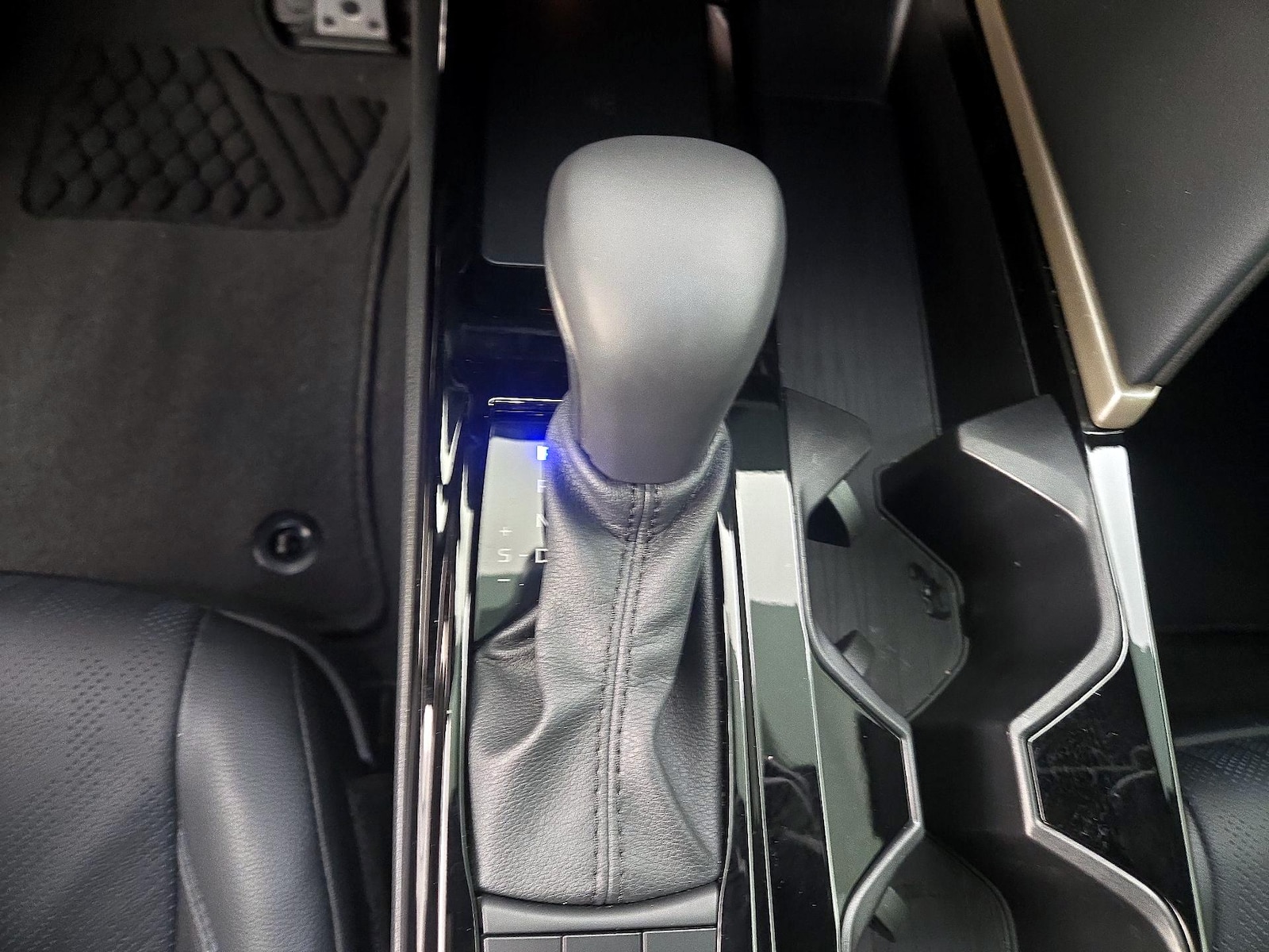 2025 Toyota Camry XSE - Photo 18
