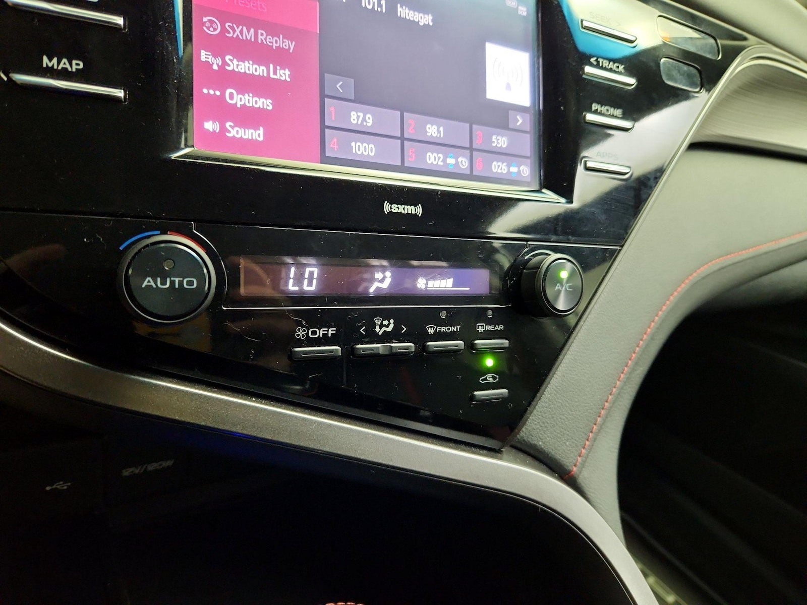 2020 Toyota Camry XSE - Photo 17