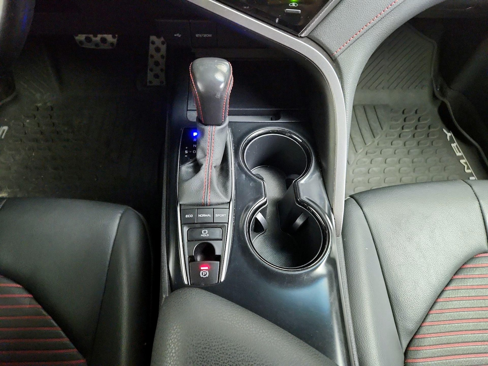 2020 Toyota Camry XSE - Photo 18