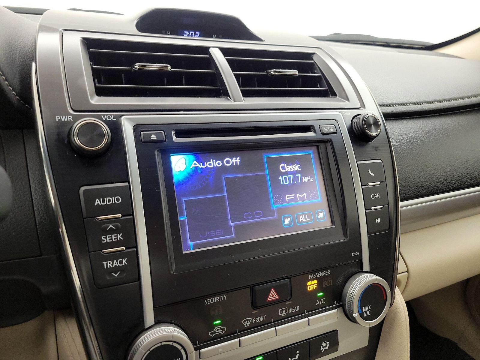 2014 Toyota Camry LE - Photo 15