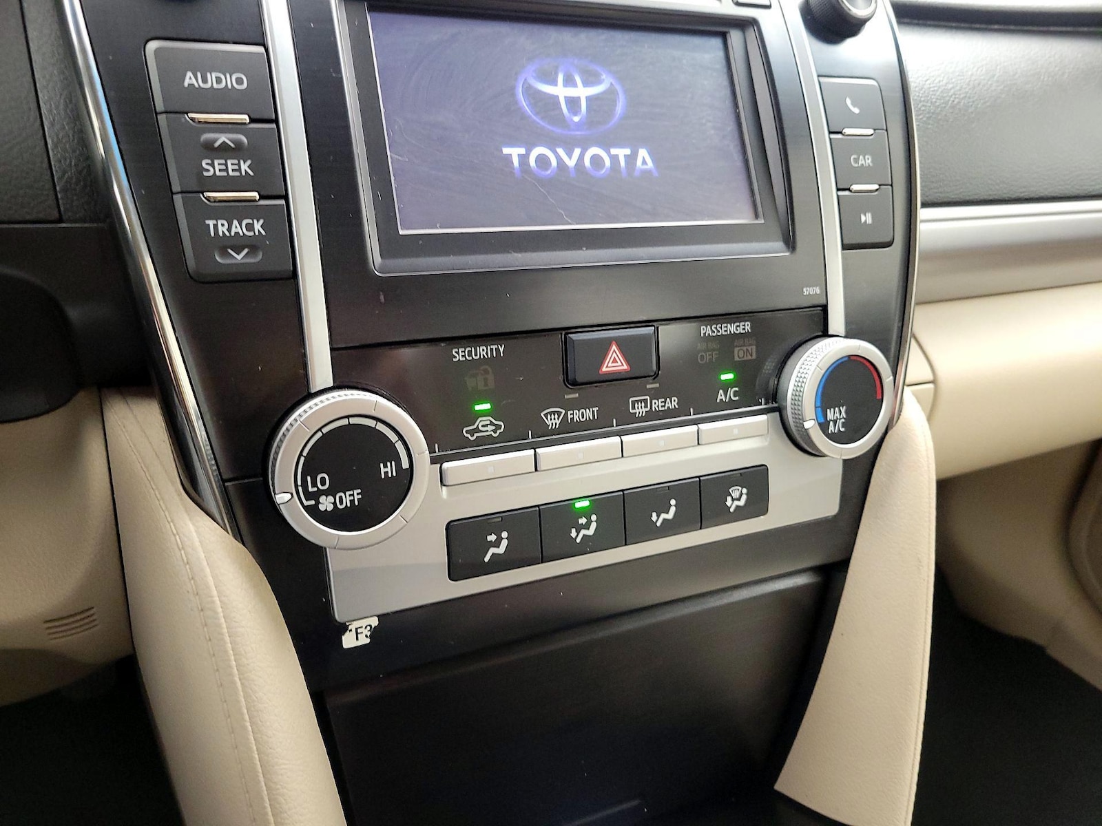 2014 Toyota Camry LE - Photo 16
