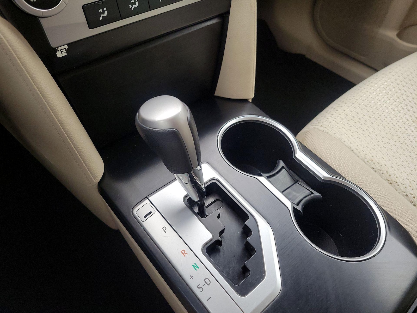 2014 Toyota Camry LE - Photo 17