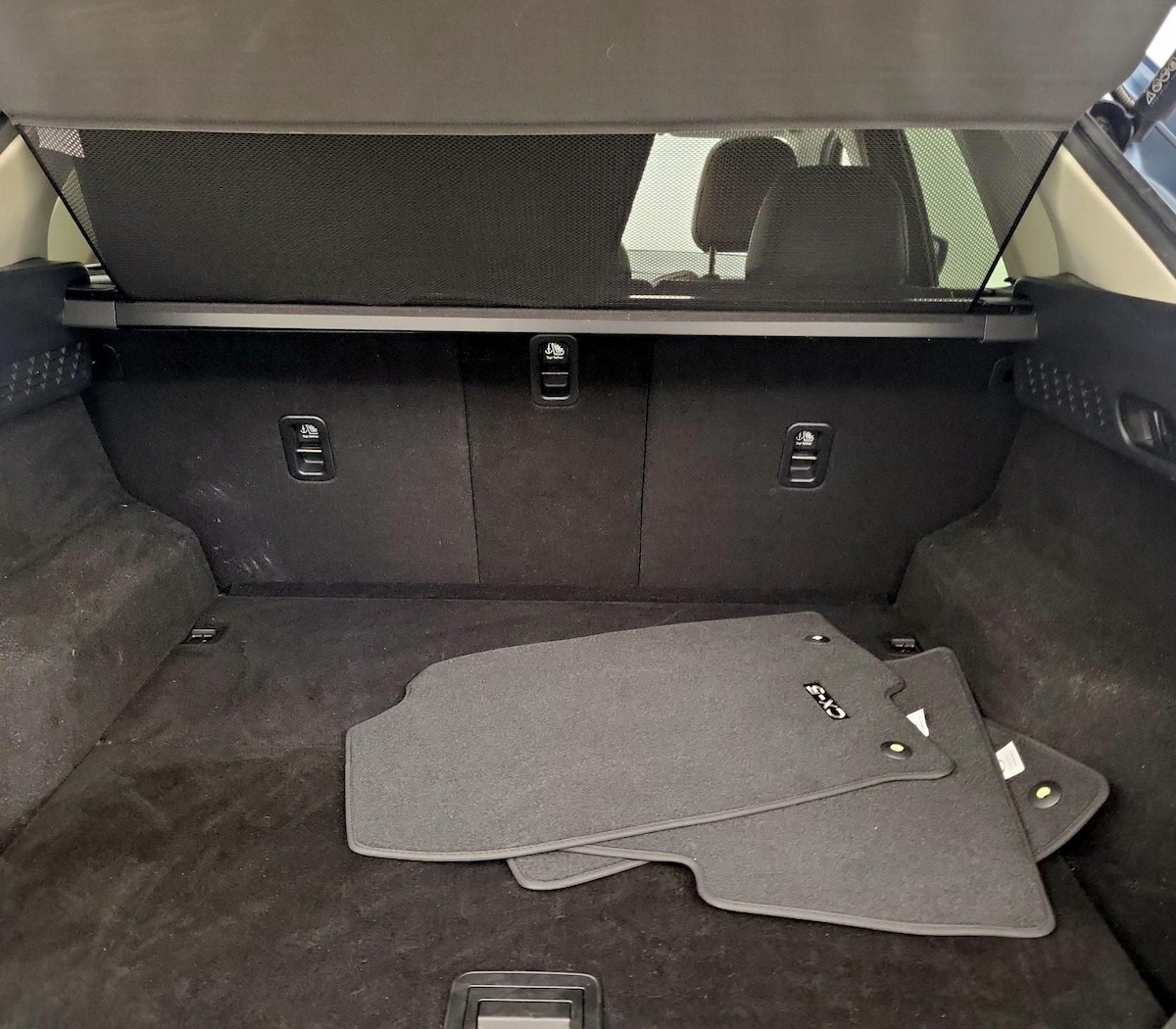 Trunk/Cargo (Seats Up)