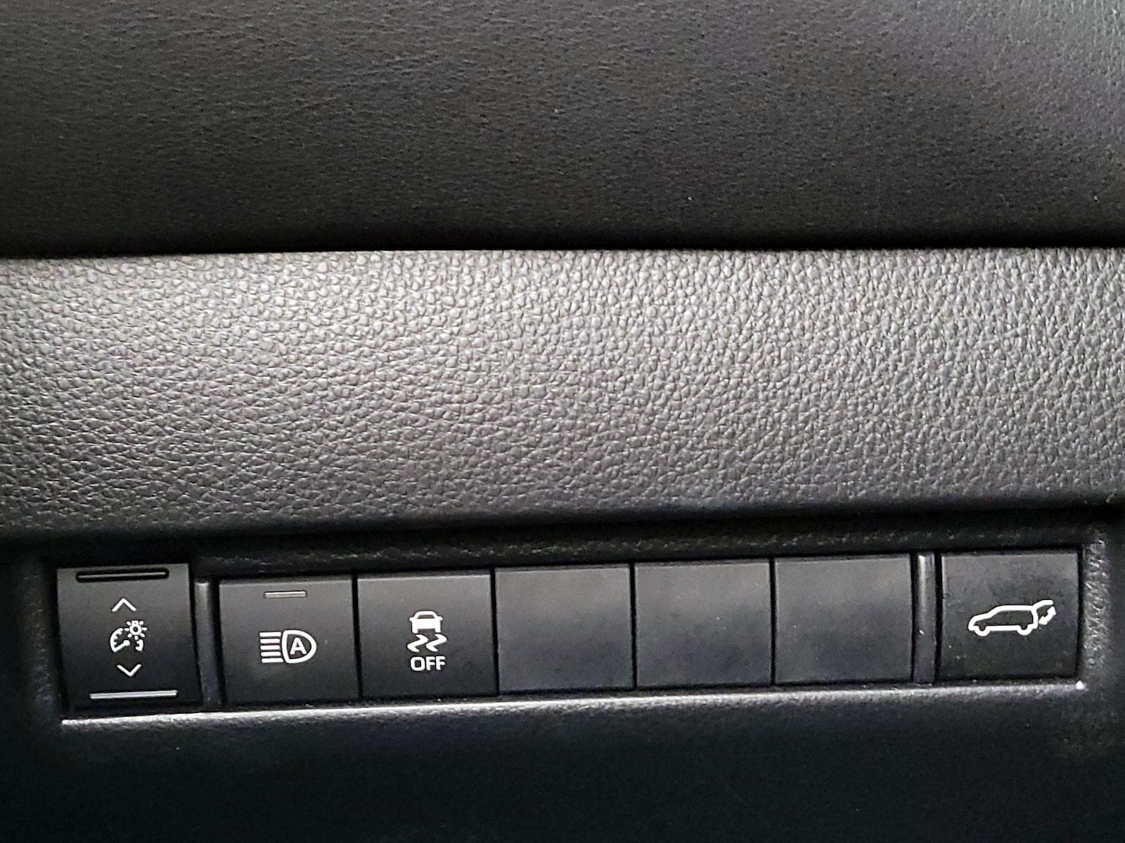 2023 Toyota Venza LE - Photo 14