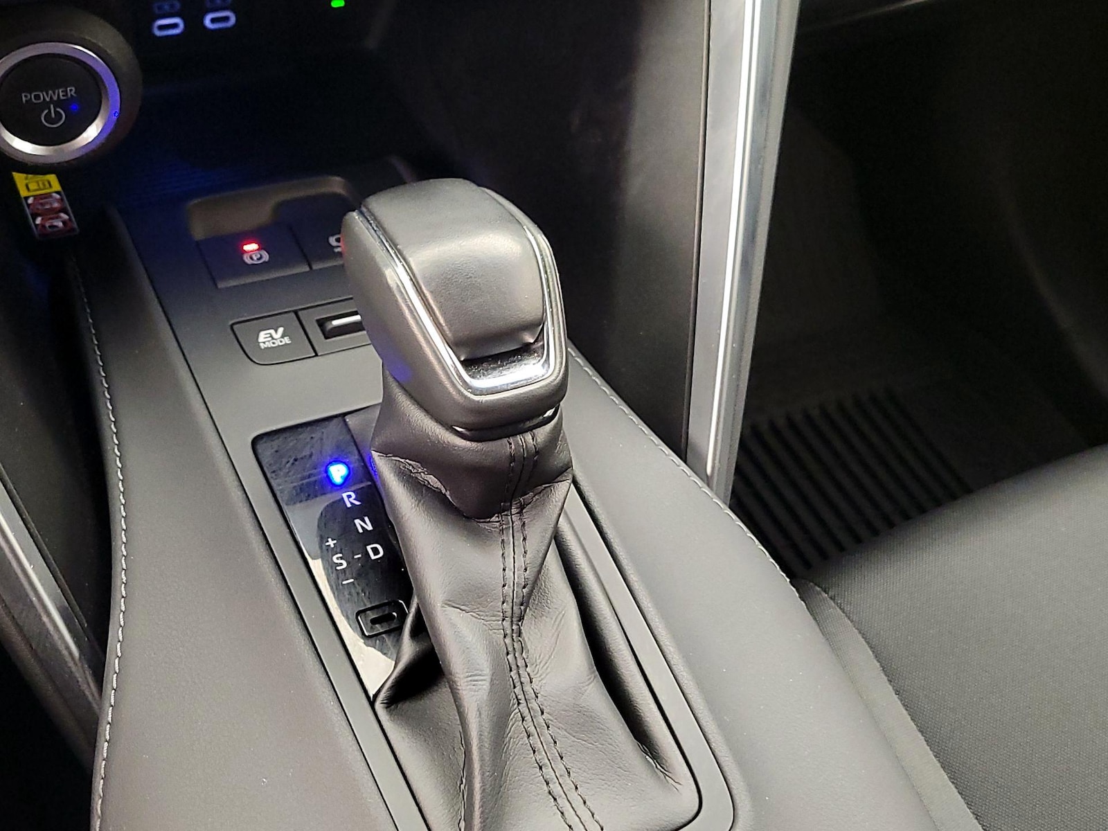 2023 Toyota Venza LE - Photo 18