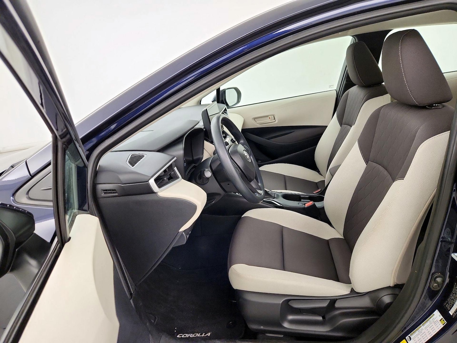 2025 Toyota Corolla LE - Photo 12