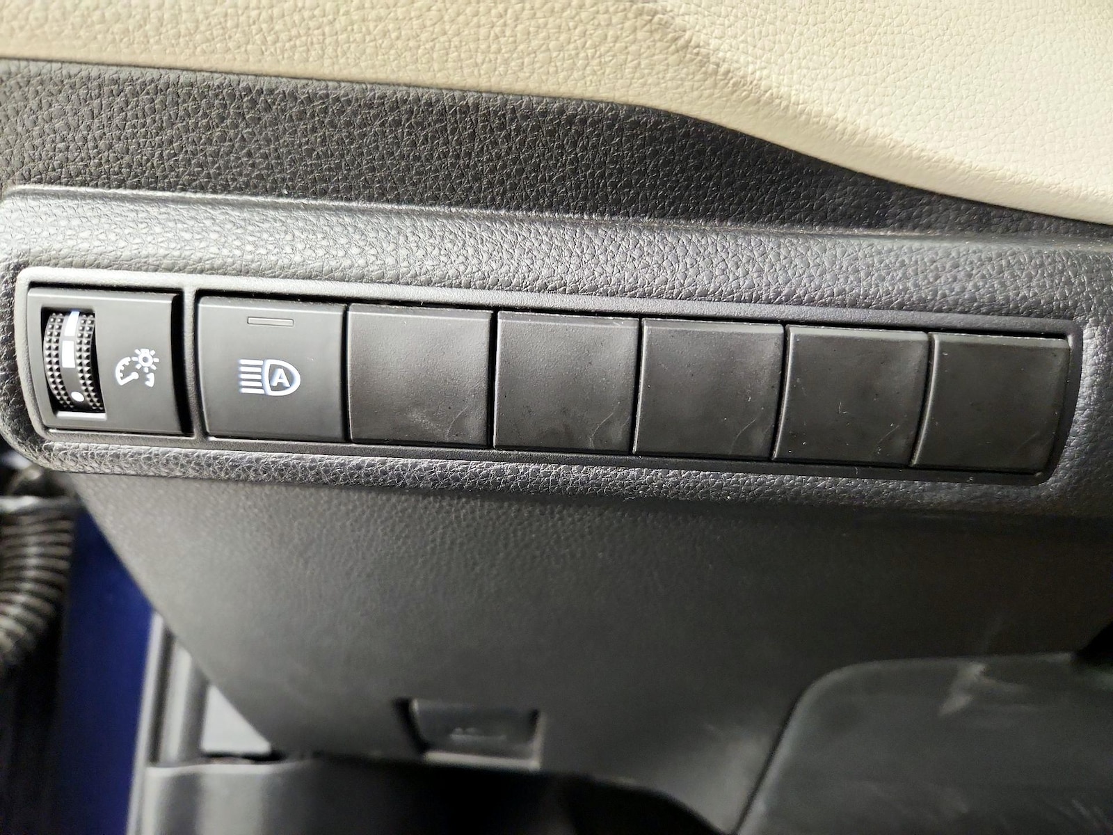 2025 Toyota Corolla LE - Photo 14
