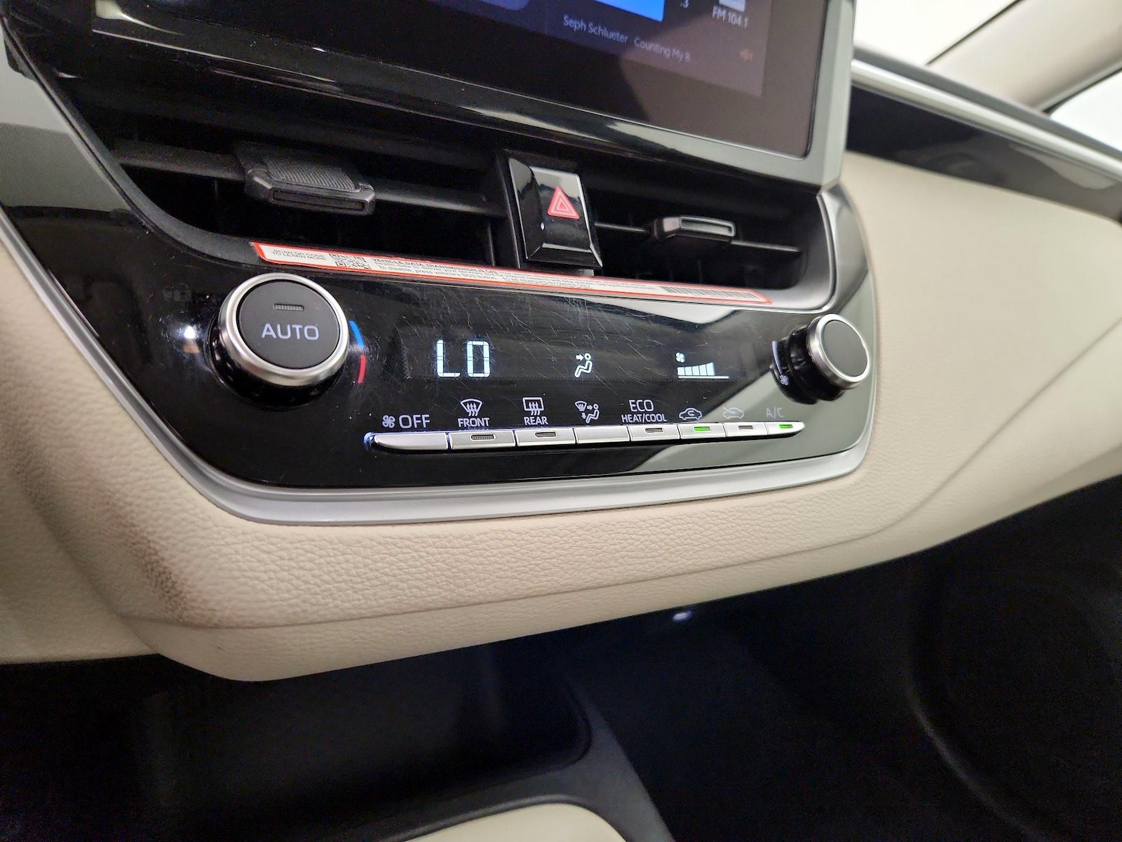 2025 Toyota Corolla LE - Photo 17